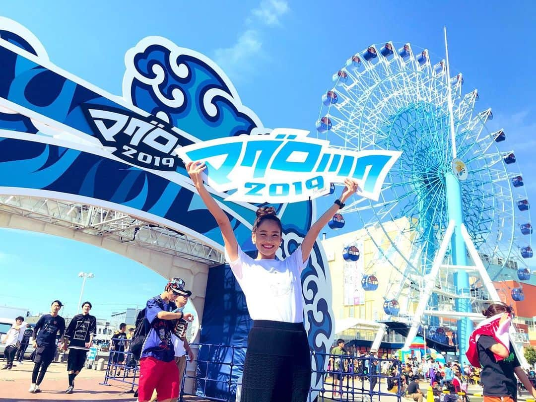 佐野伶莉のインスタグラム：「マグロック1日目最高でした！！🐟楽しすぎてはしゃぎすぎて！笑 マグロックをアーティストのみなさんも、ステージを盛り上げてくれる観客のみなさんも愛してくださって本当に嬉しいです！！2度目ですが、、あぁーもう最高です！！！！！明日は2日目！当日券ありますので、ぜひ清水マリンパークで一緒に盛り上がりましょう！！！！！🔥#マグロック#マグロック2019#飛び跳ねすぎて明日絶対筋肉痛#最高」