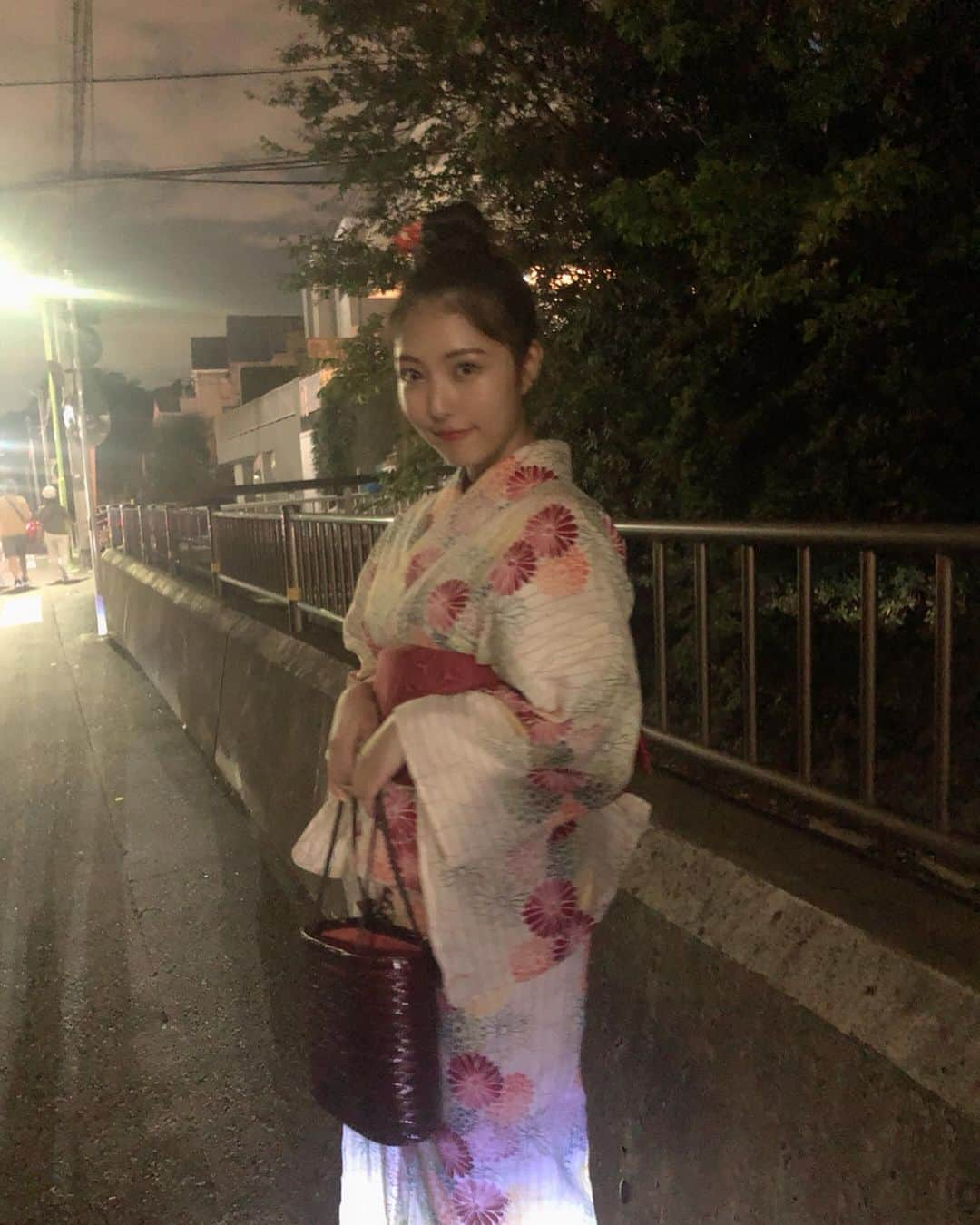 野乃さんのインスタグラム写真 - (野乃Instagram)「多摩川花火大会へ仕事終わりに駆け込みで行ってきました☺️🎆 おかーちゃんから譲り受けた浴衣。もう3年着てる、のかな、、？ だんだん、しっくり来るようになってる気がしてます。来年も着たいっっ👘 花火が見れる時代に生まれてしあわせだ🥰🥰 #今日のnono#多摩川花火大会」10月5日 22時48分 - nonono_onaka