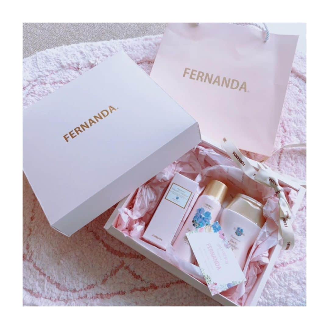 のインスタグラム：「きみちゃん💕 4ヶ月遅れの誕プレ ありがとぉ🤣🎁💖 #誕プレ #プレゼント #相方から #fernanda」