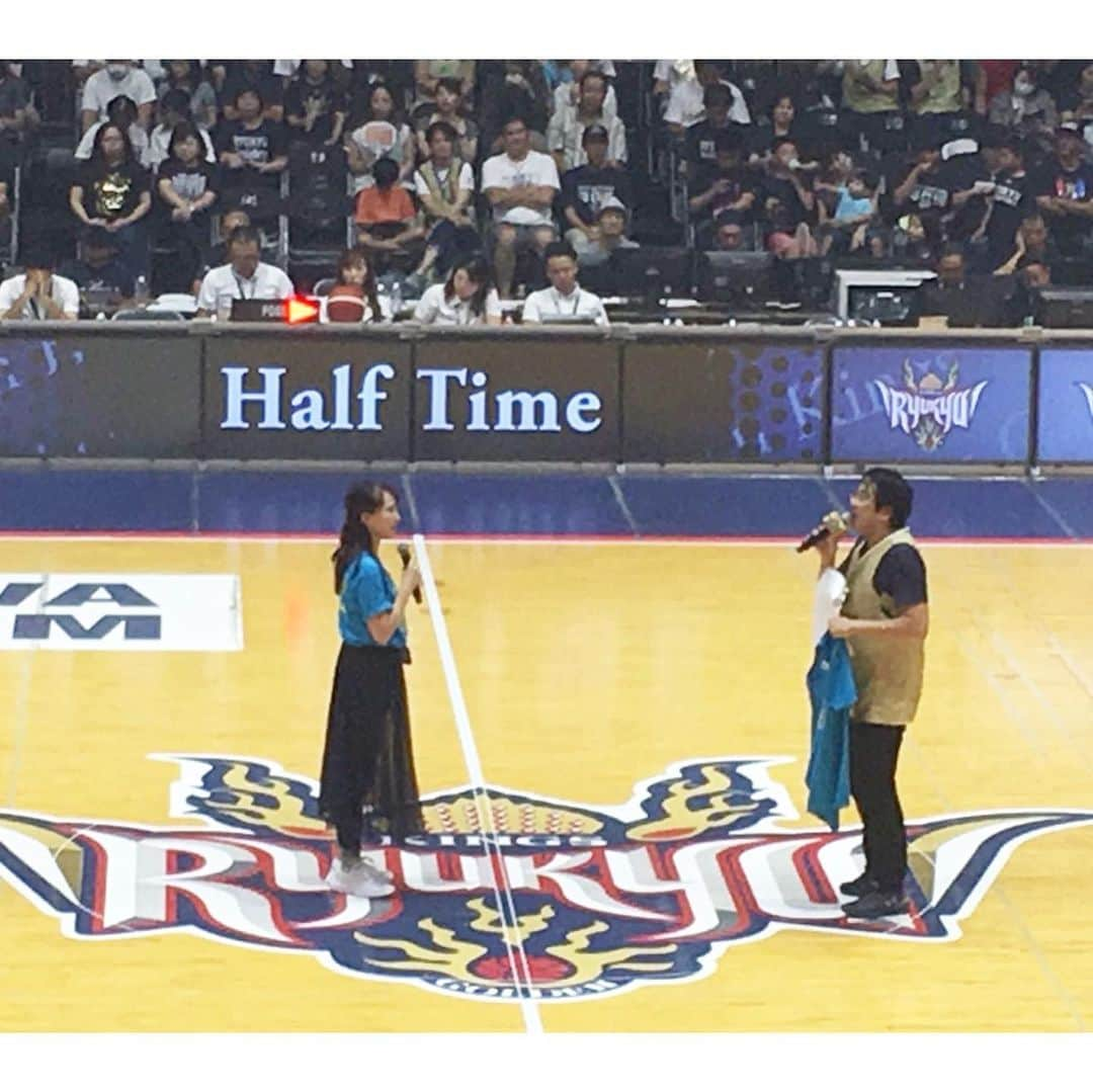 崎山一葉さんのインスタグラム写真 - (崎山一葉Instagram)「今日は 琉球ゴールデンキングス 開幕戦🏀 沖縄ファミリーマートゲームにて 11/3に開催されるドゥシフェスのPRをさせていただきました🎤✨ 第3弾アーティスト発表に… アレキサンドロス、w-indsなどなど🙌  ジャンルも様々なアーティストが勢揃いです^_^  フラチキ先輩とEXPG沖縄校の皆さんとフラチキダンスをしながら、フラチキチケットのカプセルを投げ入れさせていただきました🍗🍗🍗 そうです、"投げチキ"しました🙌 自分の肩の強さに驚きましたね😦  会場の皆さんが楽しんでいる表情、サイコーでした💗  始まったばかりの2019-20のBリーグ、そしてドゥシフェス楽しみましょう🎶  ありがとうございました😊  #bリーグ  #ファミマ #フラチキ #ドゥシフェス #アレキサンドロス好きな人とつながりたい  #琉球ゴールデンキングス #フラチキ先輩  #expg沖縄校  #空馬芳樹 さん #投げチキ」10月5日 22時46分 - kazuha_sakiyama