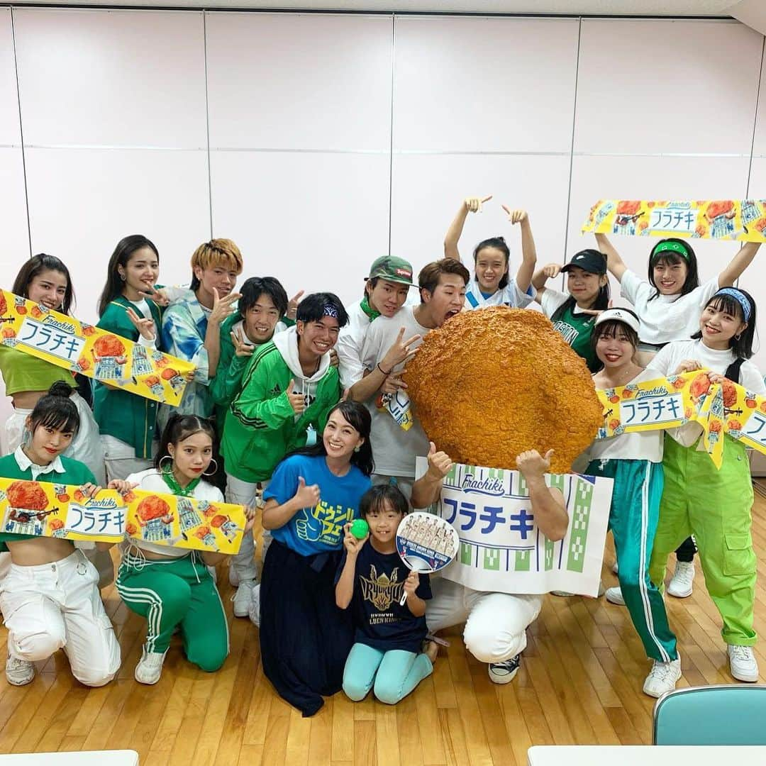 崎山一葉さんのインスタグラム写真 - (崎山一葉Instagram)「今日は 琉球ゴールデンキングス 開幕戦🏀 沖縄ファミリーマートゲームにて 11/3に開催されるドゥシフェスのPRをさせていただきました🎤✨ 第3弾アーティスト発表に… アレキサンドロス、w-indsなどなど🙌  ジャンルも様々なアーティストが勢揃いです^_^  フラチキ先輩とEXPG沖縄校の皆さんとフラチキダンスをしながら、フラチキチケットのカプセルを投げ入れさせていただきました🍗🍗🍗 そうです、"投げチキ"しました🙌 自分の肩の強さに驚きましたね😦  会場の皆さんが楽しんでいる表情、サイコーでした💗  始まったばかりの2019-20のBリーグ、そしてドゥシフェス楽しみましょう🎶  ありがとうございました😊  #bリーグ  #ファミマ #フラチキ #ドゥシフェス #アレキサンドロス好きな人とつながりたい  #琉球ゴールデンキングス #フラチキ先輩  #expg沖縄校  #空馬芳樹 さん #投げチキ」10月5日 22時46分 - kazuha_sakiyama