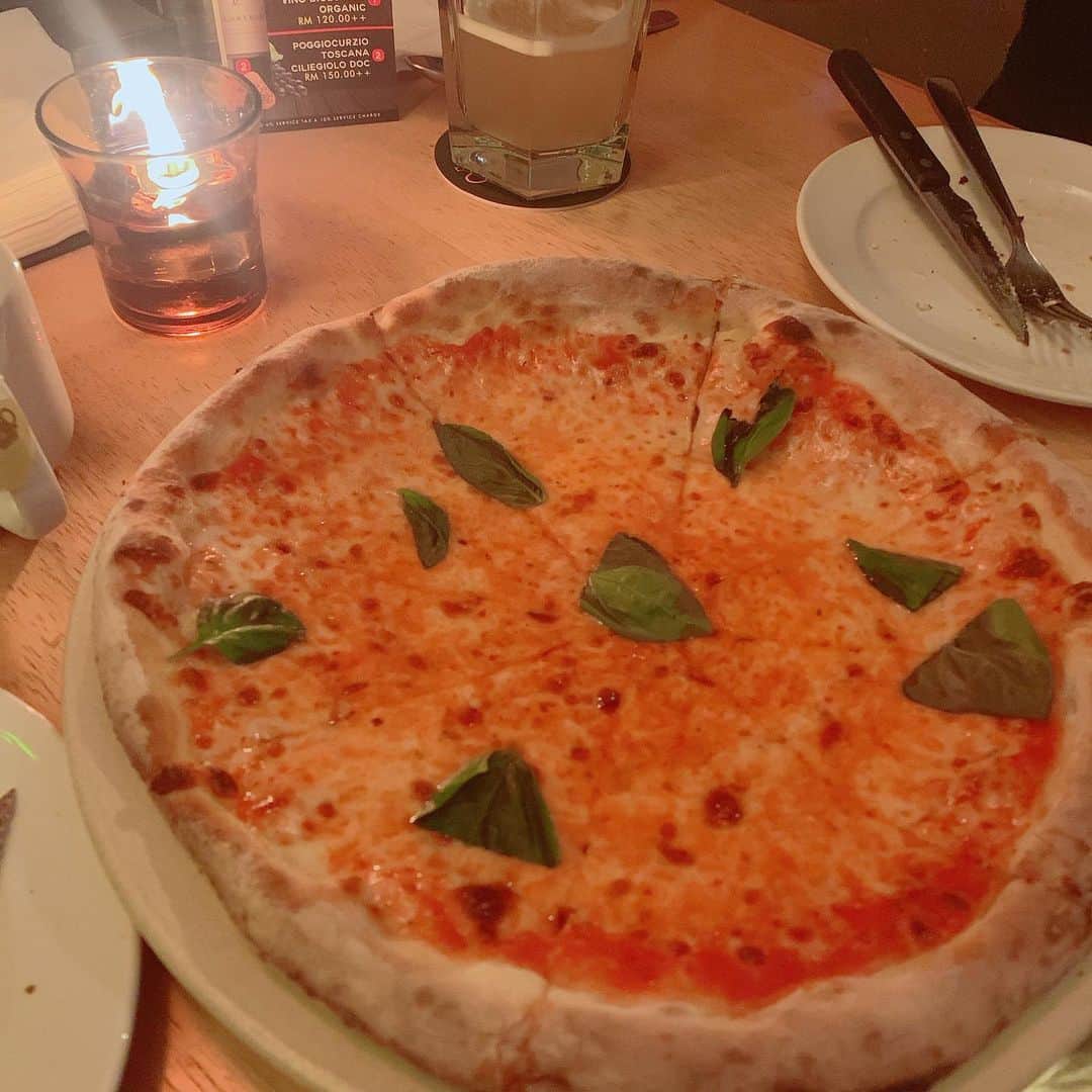 酒向杏奈さんのインスタグラム写真 - (酒向杏奈Instagram)「. . CICCIO bar pizzeria . 主人がピザを食べたい🍕と言って、連れて行ってもらいました。 . 釜で焼かれたシンプルなマルゲリータが美味しかった〜 . でも、びっくりしたのはパンナコッタの濃厚さ💨 . スイーツ好きにはたまらない😋 . マレーシアは子どもに優しいと聞きますが、特に男性が違うような気がします！ . 男性もすごく興味を持って、率先して赤ちゃんに話しかけてくれてり、あやしてくれたりするんです♪ . このお店でも釜の近くに来た少年たちにマジックを見せるお兄さんたちの微笑ましい図が💕 . #CICCIO #bar #pizzeria #ピザ #マルガリータ #マレーシア #子どもに優しい国」10月5日 22時46分 - annacotta715