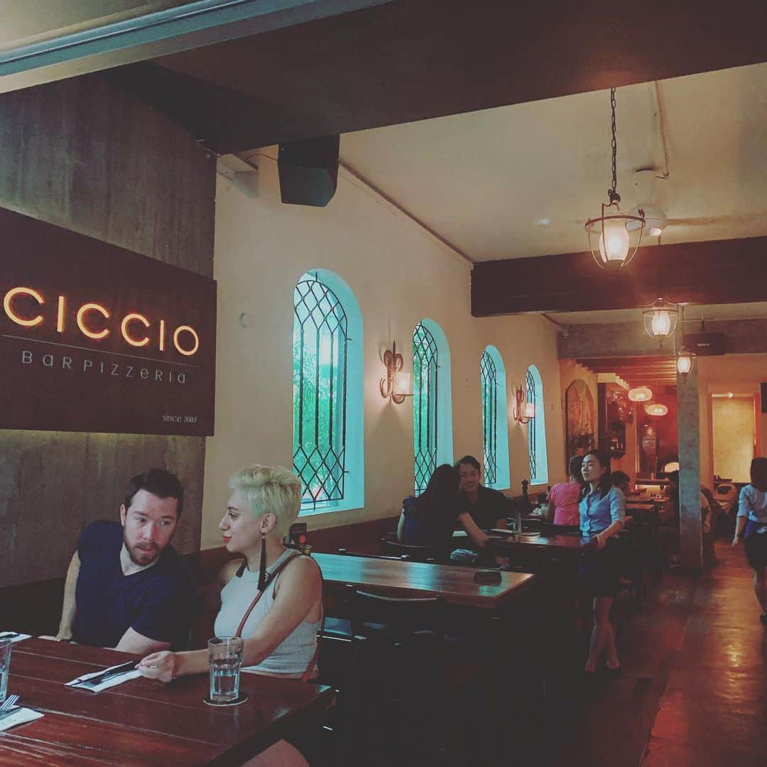 酒向杏奈さんのインスタグラム写真 - (酒向杏奈Instagram)「. . CICCIO bar pizzeria . 主人がピザを食べたい🍕と言って、連れて行ってもらいました。 . 釜で焼かれたシンプルなマルゲリータが美味しかった〜 . でも、びっくりしたのはパンナコッタの濃厚さ💨 . スイーツ好きにはたまらない😋 . マレーシアは子どもに優しいと聞きますが、特に男性が違うような気がします！ . 男性もすごく興味を持って、率先して赤ちゃんに話しかけてくれてり、あやしてくれたりするんです♪ . このお店でも釜の近くに来た少年たちにマジックを見せるお兄さんたちの微笑ましい図が💕 . #CICCIO #bar #pizzeria #ピザ #マルガリータ #マレーシア #子どもに優しい国」10月5日 22時46分 - annacotta715