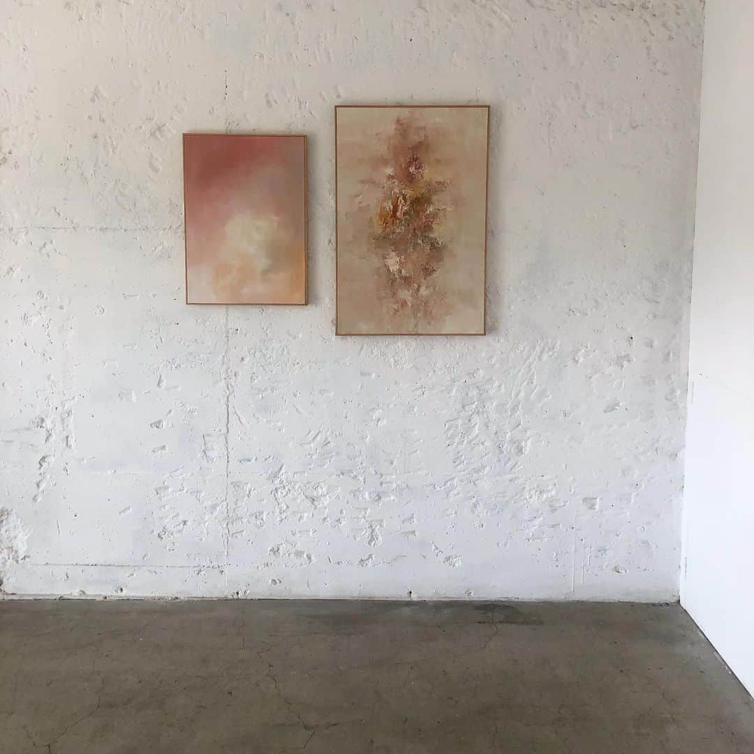 中瀬萌のインスタグラム：「個展、「IN THE FOG.」 無事オープニングを迎えることができました。  2日目が終わり、約一年間、制作に集中するためにあまり人に会っておりませんでしたので、一年ぶんの人と会ってる感覚がしてます。嬉しいです。高揚してます。人に会えるのは幸せな事だなあと実感してます。足を運んで下さり、本当にありがとうございます。  どうぞ、13日までよろしく。 気づいた頃には、あ、会期終わってたわってなるんで、その前に。  おすすめの時間は、晴れてる日の15〜16時頃です ぜひとも生で観てくれ〜 あ、会場内写真オッケーですよーー」