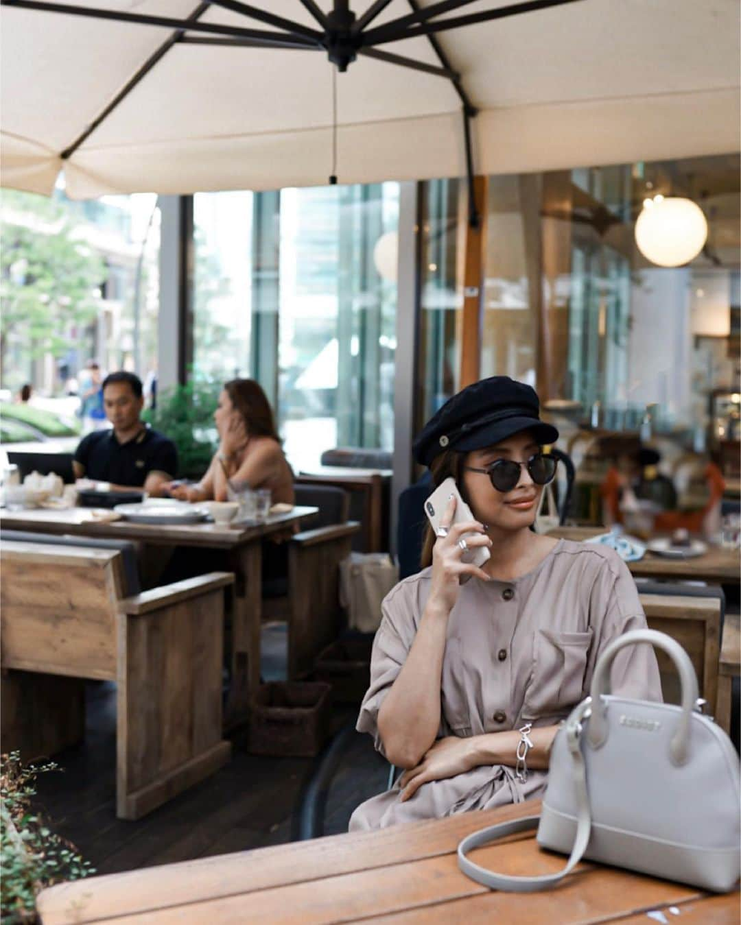 島野ミキさんのインスタグラム写真 - (島野ミキInstagram)「・ ・ tops&bag… @egoist_official sunglasses… @flex_japan casquette… @hm ・ ・ #sunglasses#casquette#bag#tops#egoist#gina#hm#fashion#ootd#今日のコーデ#大人女子#大人可愛い#お洒落さんと繋がりたい#きれいめコーデ#きれいめファッション#モノトーンコーデ#オシャレ#シンプルコーデ#エゴイスト#autumn#lifestyle#cafe#ミッドタウン#六本木」10月5日 23時05分 - miki_shimano