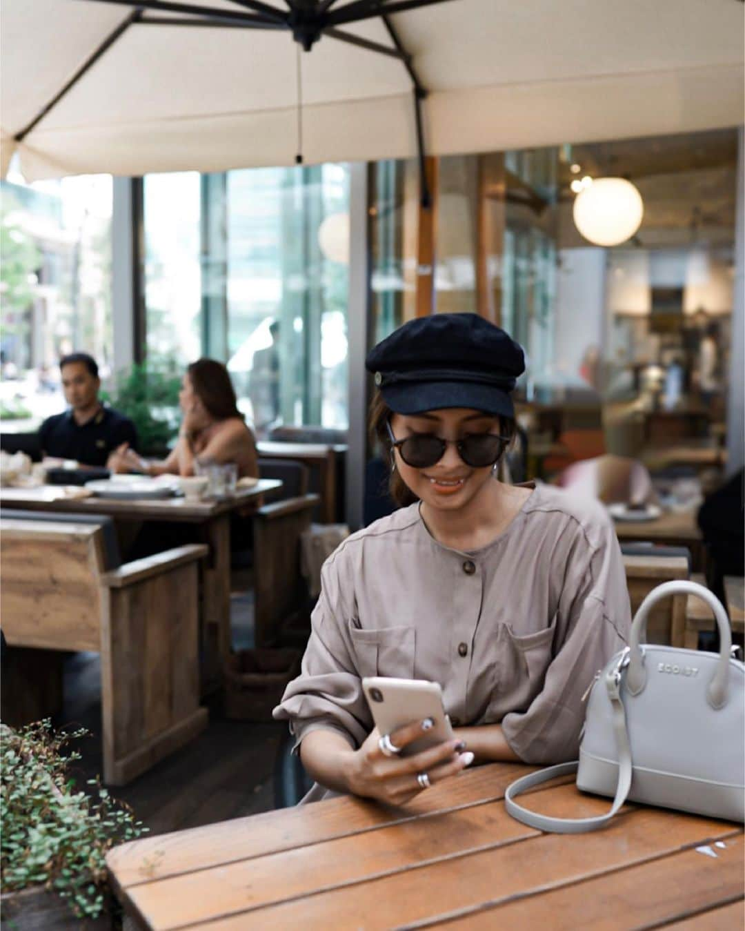 島野ミキさんのインスタグラム写真 - (島野ミキInstagram)「・ ・ tops&bag… @egoist_official sunglasses… @flex_japan casquette… @hm ・ ・ #sunglasses#casquette#bag#tops#egoist#gina#hm#fashion#ootd#今日のコーデ#大人女子#大人可愛い#お洒落さんと繋がりたい#きれいめコーデ#きれいめファッション#モノトーンコーデ#オシャレ#シンプルコーデ#エゴイスト#autumn#lifestyle#cafe#ミッドタウン#六本木」10月5日 23時05分 - miki_shimano