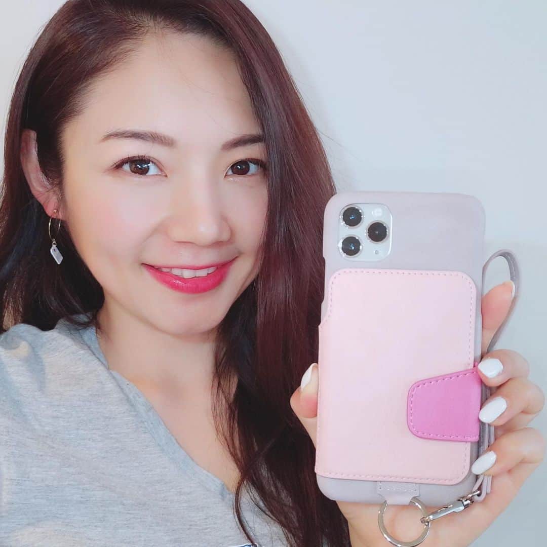 Ayanoのインスタグラム：「やっとやっとRAKUNIの新作iPhone 11 Pro Max用のスマホケースが出ました😭🙌 現金もカードも家の鍵もポイントカードも鏡も名刺もぜーーーんぶRAKUNIに入れて生活してるので、RAKUNIがないと生きていけない🥺💗（いつもは現金2千円しか入ってません、ちょっと見栄はった笑） ※プロフィールにAmazonのリンク貼りました . #rakuni #ラクニ #iphoneケース」