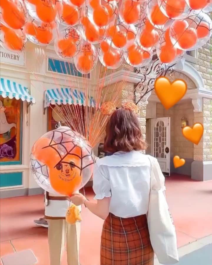 のインスタグラム：「ㅤ ㅤ ミッキーバルーンが発売されてから 今日初めてお迎えしたの！🐭🎈🧡 ㅤ ㅤ やっぱり風船ってテンション上がるよね！ も〜〜嬉しくて嬉しくて嬉しくて ニヤニヤしまくってた🎃❤️❤️❤️ ㅤ ㅤ ㅤ ㅤ ㅤ ひさびさの #aya_kana disney、 終始おたのでした☺️💗 ㅤ ㅤ ㅤ ㅤ ㅤ ㅤ ㅤ #kana_disney ㅤㅤ ㅤㅤ #東京ディズニーランド #ディズニーランド #東京ディズニーリゾート #ディズニーハロウィン #ディズニーハロウィーン #ディズニーハロウィン2019 #ワールドバザール #バルーン #ミッキーバルーン #パンプキンコーデ #ディズニーコーデ #ミッキー #tokyodisneyland #tdl #tokyodisneyresort #tdr #worldbazar #mickeymouse #balloon」