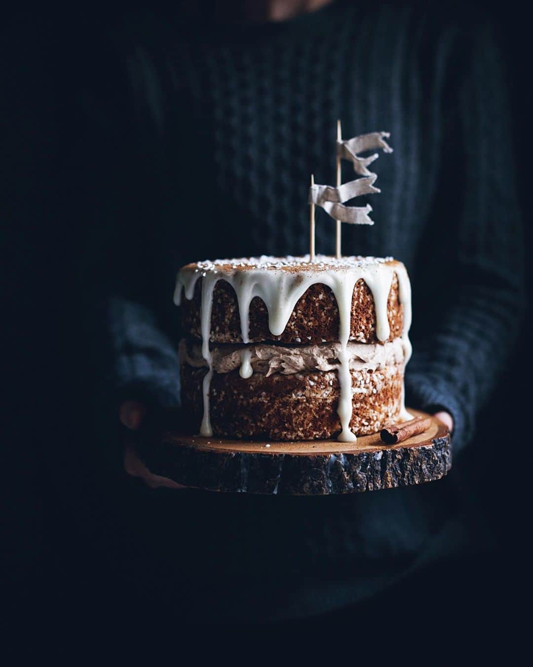 Linda Lomelinoのインスタグラム：「Apparently I missed cinnamon bun day yesterday 🤦🏻‍♀️ I’m going to have to eat one today to make up for it. Here are a few variations I’ve made in the past - a cinnamon bun cake with lingonberries (link in my profile to the recipe), then regular buns and a cinnamon bun pie with apple filling 🙌🏼👌🏼 Wishing you all a great weekend!」