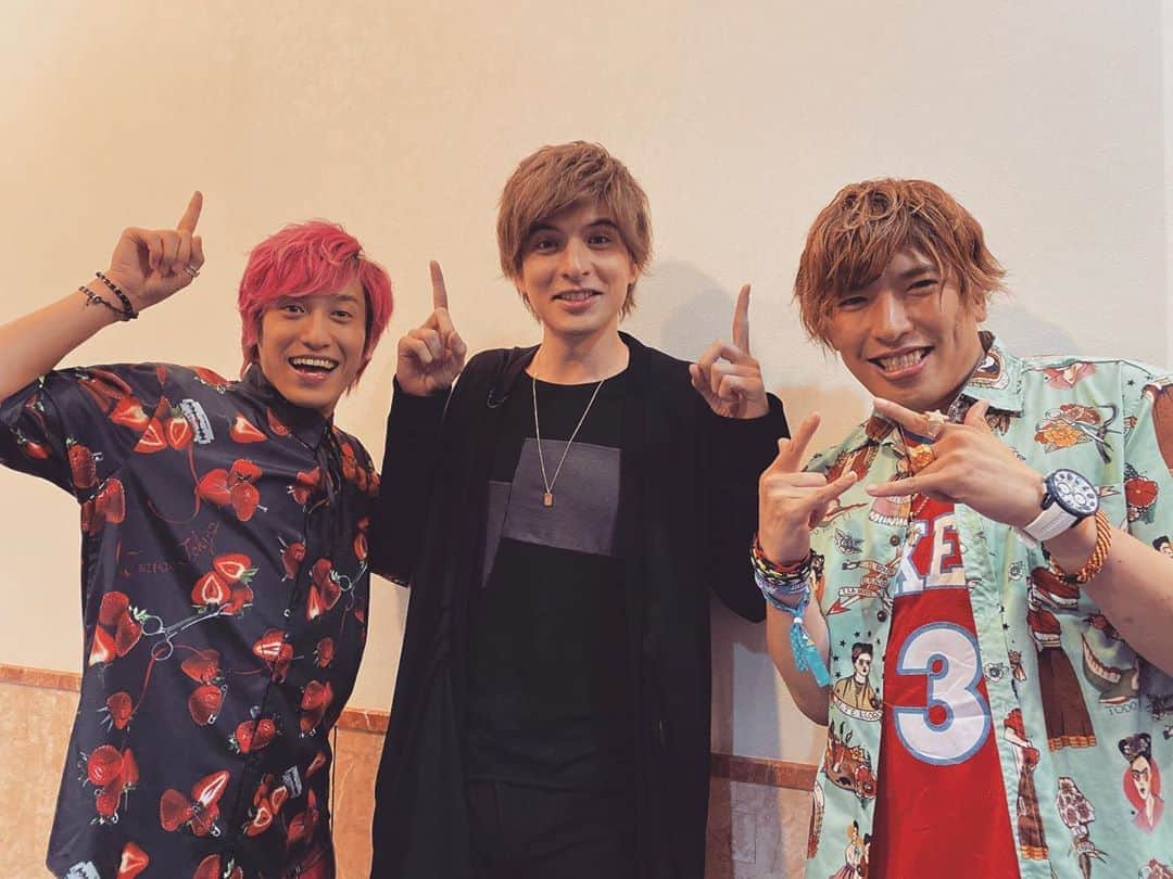 のインスタグラム：「本気でこの3人でコントしたい！！ #exit #コンビ愛溢れる素敵なお2人　#トリッキーヘアーのシーフード家族 #サザエさんの話 #やばたにえん #お2人がもっともっと活躍しますように #髪型がもはや完全にトリオ #失敗は成功のもと」