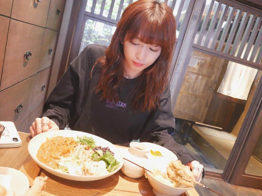 真山りかさんのインスタグラム写真 - (真山りかInstagram)「.﻿ ﻿ カレーうどんを食べるまで﻿1.2.3.. ﻿ #京都 #くをん﻿ ﻿ #香味野菜納豆カレーうどんにした﻿ #おいしい﻿ ﻿ #😋 #🍛﻿ ﻿ #まやまにあ﻿ ﻿ .」10月5日 23時04分 - ma_yama_official