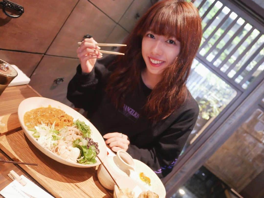 真山りかさんのインスタグラム写真 - (真山りかInstagram)「.﻿ ﻿ カレーうどんを食べるまで﻿1.2.3.. ﻿ #京都 #くをん﻿ ﻿ #香味野菜納豆カレーうどんにした﻿ #おいしい﻿ ﻿ #😋 #🍛﻿ ﻿ #まやまにあ﻿ ﻿ .」10月5日 23時04分 - ma_yama_official