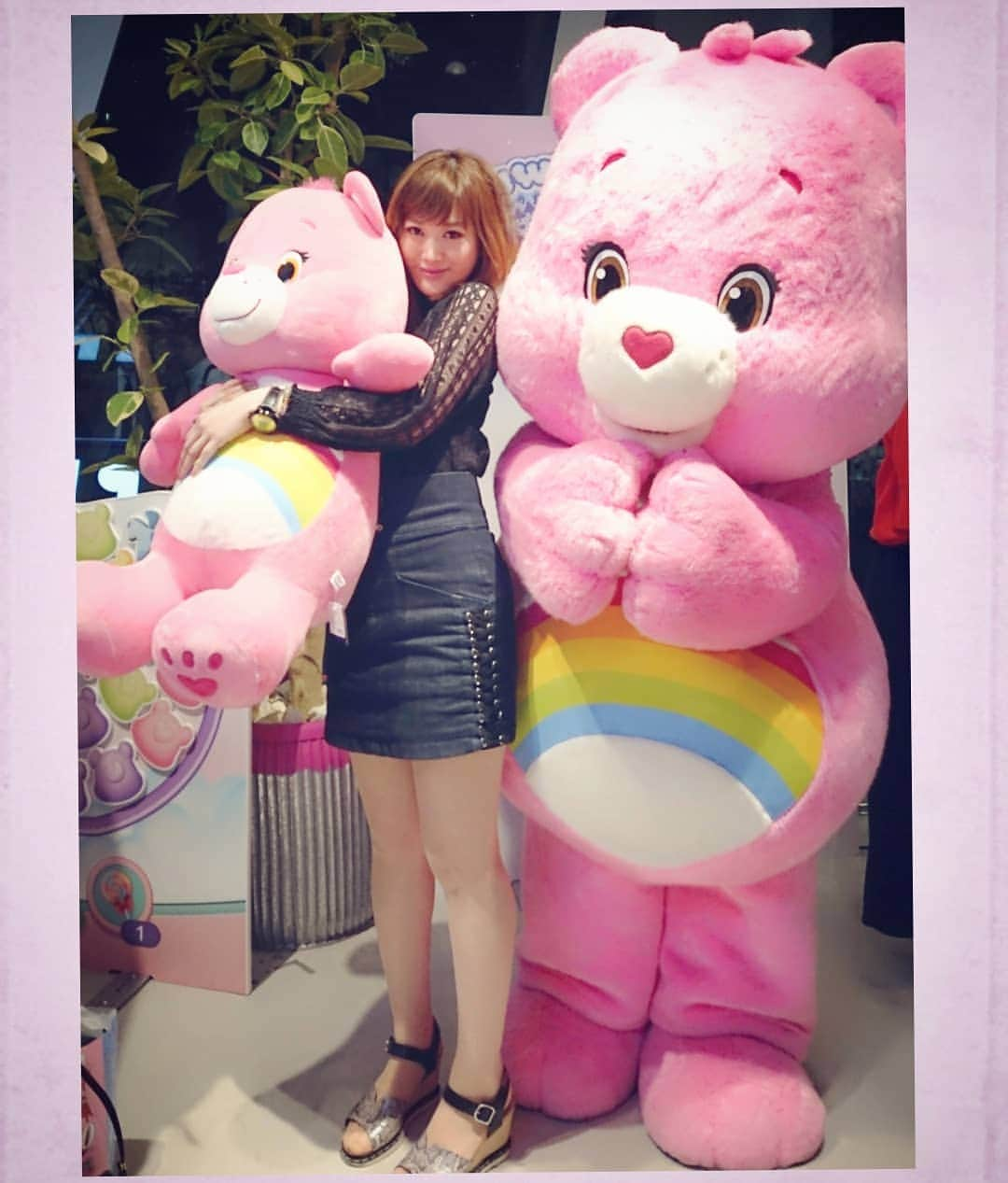 松浦麻里奈さんのインスタグラム写真 - (松浦麻里奈Instagram)「デカイ！凄！暑そうな😆💕 ＊皆はもう 国際フォーラム隣のPLAZAには行ったかな？😁😁 . . .  #ニューオープン#東京国際フォーラム #丸の内 #PLAZA #プラザ #ぬいぐるみ #ピンク #人形 #beautygirl #bears #bear #COSME #コスメ #女子力  #大きなぬいぐるみ #ガチャガチャ #新店舗 #コスメ好きさんと繋がりたい #コスメ大好き #化粧品 #teddybear #teddy #pink #PR #gift #ケアベア」10月5日 23時14分 - ay114.831m