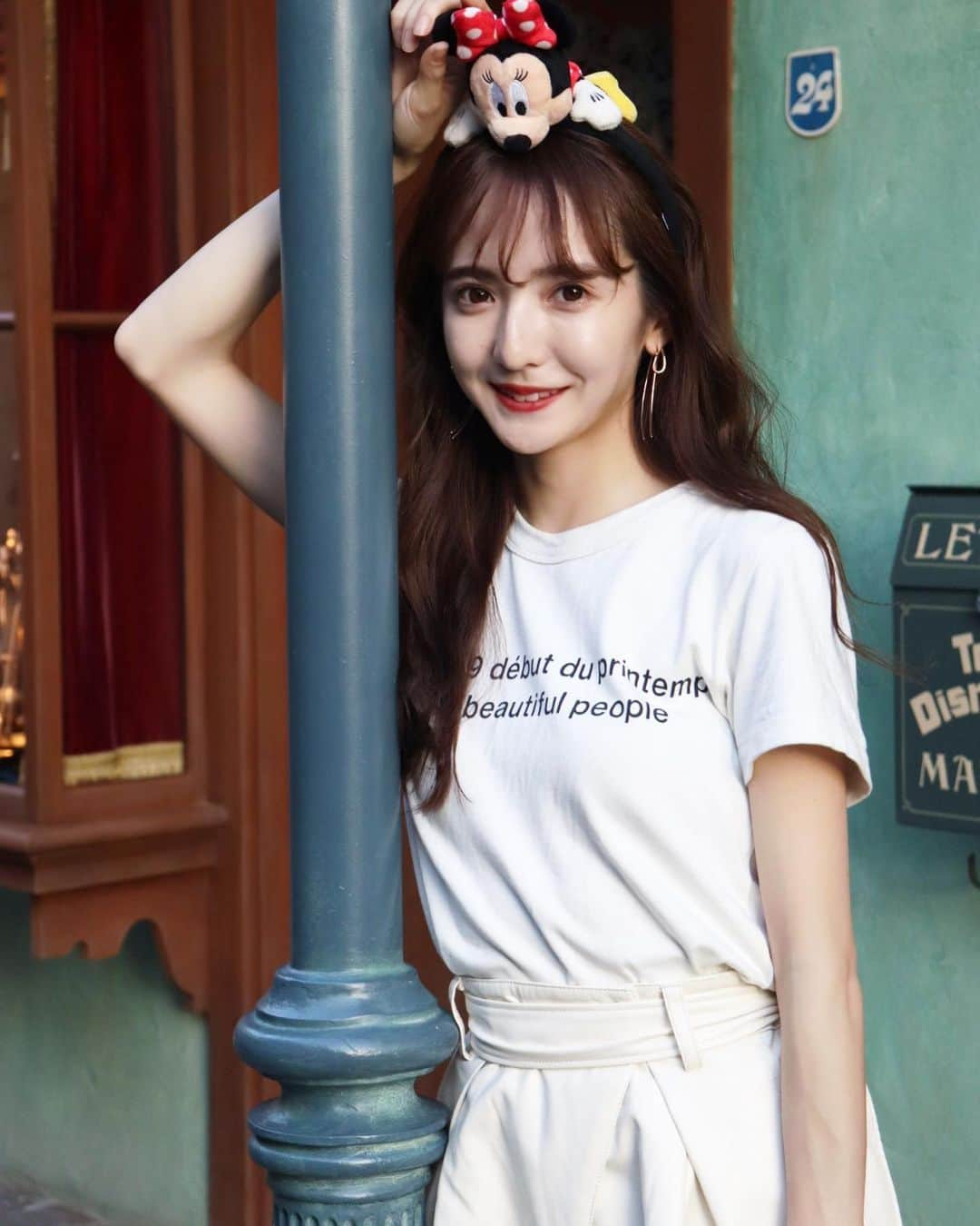 平木愛美のインスタグラム：「にひひ🐭❤️❤️❤️ . 大好きなでぃずにー！🏰 . 何度きても、わくわくとハッピー溢れる気持ちがとまりません🧚‍♂️💞 . 夏に今更スターウォーズにはまり改めて全部順番に見たのですがそれを観てからのスターツアーズはさらに楽しかった🚀 . 最後のしめはphilhar magic👑 ランドのアトラクションのなかで一番フィルハーマジックが好きです。 とっても贅沢だと思う。 ひとつひとつのシーンにきゅんきゅんします。 皆さんはなんのアトラクションが好きですか！？🧡 . ワンスアポンアタイムも大好きだったんだぁ５年前に観てそのときからわたしはでぃずにーまじっくにかかっており🧞‍♂️💫恋しいなあ🦋  #philharmagic #love #beautyandthebeast  #starwars #tokyodisneyland #tokyo #disney」
