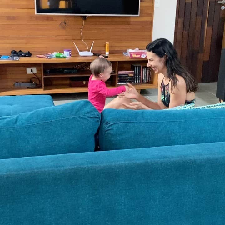 シェイラ・カストロのインスタグラム：「Ninna deu os primeiros passinhos já tem uns 10 dias, eu estava no Japão. Perdi este dia, mas não podia deixar de registrar com a mamãe babona aqui presente! #ninnacvailati #10meses #minhamorena #mybrunette #maedemenina」