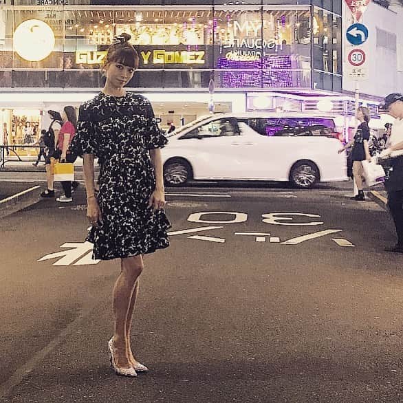のインスタグラム：「#harajuku #night  Dress @louisvuitton  初めての#原宿 での開催でした。 心温まる日は夜も元気(*´-`)」