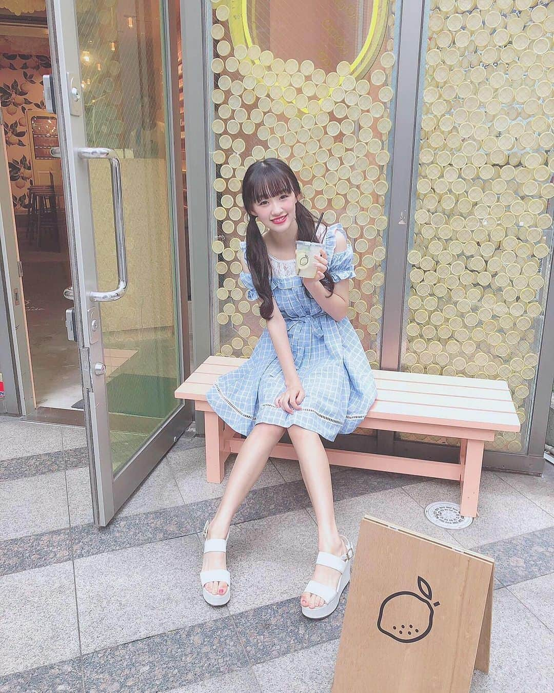 音嶋莉沙さんのインスタグラム写真 - (音嶋莉沙Instagram)「福岡にあるレモネード屋さん🍋﻿ ﻿ 店内がレモンの柄で溢れてて、とてもインスタ映えでした♡﻿ レモンは、ビタミンCが入ってるから身体にいいよね☺︎﻿ ﻿ 福岡に来た時は、 #莉沙とお揃い してほしいなぁ〜﻿ ﻿ 予約全国握手会やツアーもあるしねっ✨﻿ ﻿ 楽しみーー！！ ﻿ ﻿ ﻿ ﻿ ﻿ ﻿ ﻿ #福岡カフェ #大名 #fukuokb #インスタ映え #イトシマレモネード」10月5日 23時38分 - otoshima_risa