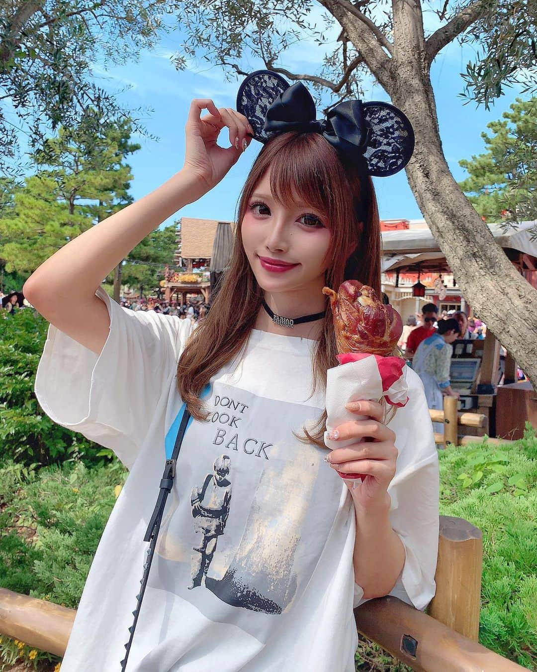 桜咲乃愛さんのインスタグラム写真 - (桜咲乃愛Instagram)「ディズニーコーデ✩.*˚ Tシャツ @poprea_official  チョーカー @dior  バッグ @maisonvalentino  イヤリング @areem.accessory  10月なのに31度あって死んだ（笑） 予定してたお洋服着れず（笑）🤣🤣🤣 そんな事よりスモークターキーすき😆♥️✨！！！！ #コーデ#今日のコーデ #tシャツコーデ #オーバーサイズtシャツ #チョーカー#Dior#ディズニー#ディズニーハロウィン #ディズニーランド #スモークターキーレッグ #スタッズバッグ #valentino」10月5日 23時48分 - noasama1101