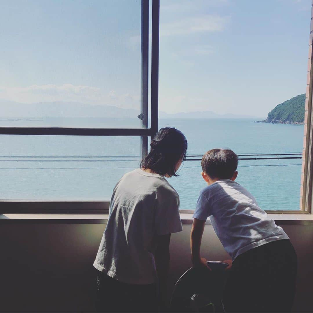 浜島直子さんのインスタグラム写真 - (浜島直子Instagram)「お天気に恵まれた今日、キラキラと輝く瀬戸内の海をバックにしながら、長島のさざなみハウス( @sazanami_ensemble )でまりこはんとトークイベントを。  今日の晴れやかな天気のせいか、終始笑いに包まれた、とても楽しい時間となりました。 お越しくださった皆さん、ありがとうございます。  そして午後からは、愛生会館で朗読会「かたりとしらべ」を。  2年前に初めてここで朗読会をやらせていただいた時、終わった後みんなで長島愛生園歴史館に行き、島に隔離されていた患者さんたちの当時の生活の様子、劣悪な環境など、ハンセン病の歴史を少しだけ知ることができました。  悲しい過去があったのも事実。  しかし、「ここで暮らしていたからこそ、好きな絵を存分に描くことができた。だから僕は幸せだ。」というお爺さんもいらっしゃると教えてもらった時、悲しみだけではなく、確かにそこにある美しい自然や、光、喜びにも目を向けてみたいと、今回の旅で思いました。 (ぜひまりこはんのインスタをのぞいてみてください。 @mariko_h )  長島アンサンブル、とても素敵です。 ・ #長島 #長島アンサンブル #かたりとしらべ #朗読会 #平澤まりこ #伊藤ゴロー #写真4枚目は今日読んだ絵本 #ねぶしろ #しろ #おかあさんはね #だれのパンツ？ #モチモチの木 #最後の写真は今日の衣装 #ベルリンの古着屋さんで買ったハンガリーの民族衣装 #エプロンみたいな形で腰に巻くだけ #cosのワイドパンツに巻いてます」10月5日 23時42分 - hamaji_0912