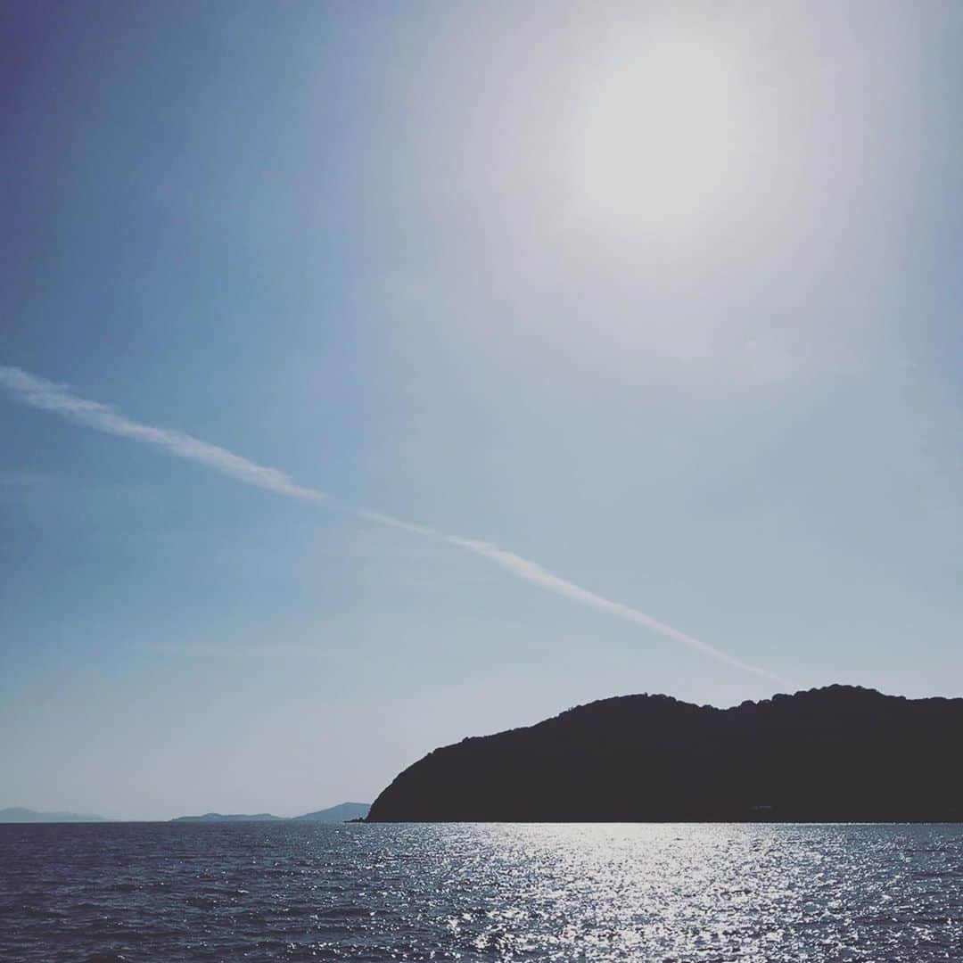 浜島直子さんのインスタグラム写真 - (浜島直子Instagram)「お天気に恵まれた今日、キラキラと輝く瀬戸内の海をバックにしながら、長島のさざなみハウス( @sazanami_ensemble )でまりこはんとトークイベントを。  今日の晴れやかな天気のせいか、終始笑いに包まれた、とても楽しい時間となりました。 お越しくださった皆さん、ありがとうございます。  そして午後からは、愛生会館で朗読会「かたりとしらべ」を。  2年前に初めてここで朗読会をやらせていただいた時、終わった後みんなで長島愛生園歴史館に行き、島に隔離されていた患者さんたちの当時の生活の様子、劣悪な環境など、ハンセン病の歴史を少しだけ知ることができました。  悲しい過去があったのも事実。  しかし、「ここで暮らしていたからこそ、好きな絵を存分に描くことができた。だから僕は幸せだ。」というお爺さんもいらっしゃると教えてもらった時、悲しみだけではなく、確かにそこにある美しい自然や、光、喜びにも目を向けてみたいと、今回の旅で思いました。 (ぜひまりこはんのインスタをのぞいてみてください。 @mariko_h )  長島アンサンブル、とても素敵です。 ・ #長島 #長島アンサンブル #かたりとしらべ #朗読会 #平澤まりこ #伊藤ゴロー #写真4枚目は今日読んだ絵本 #ねぶしろ #しろ #おかあさんはね #だれのパンツ？ #モチモチの木 #最後の写真は今日の衣装 #ベルリンの古着屋さんで買ったハンガリーの民族衣装 #エプロンみたいな形で腰に巻くだけ #cosのワイドパンツに巻いてます」10月5日 23時42分 - hamaji_0912