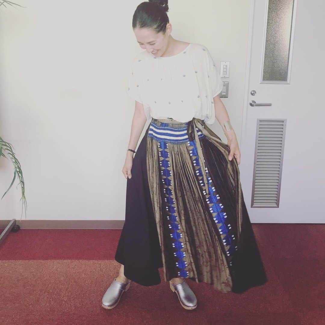 浜島直子さんのインスタグラム写真 - (浜島直子Instagram)「お天気に恵まれた今日、キラキラと輝く瀬戸内の海をバックにしながら、長島のさざなみハウス( @sazanami_ensemble )でまりこはんとトークイベントを。  今日の晴れやかな天気のせいか、終始笑いに包まれた、とても楽しい時間となりました。 お越しくださった皆さん、ありがとうございます。  そして午後からは、愛生会館で朗読会「かたりとしらべ」を。  2年前に初めてここで朗読会をやらせていただいた時、終わった後みんなで長島愛生園歴史館に行き、島に隔離されていた患者さんたちの当時の生活の様子、劣悪な環境など、ハンセン病の歴史を少しだけ知ることができました。  悲しい過去があったのも事実。  しかし、「ここで暮らしていたからこそ、好きな絵を存分に描くことができた。だから僕は幸せだ。」というお爺さんもいらっしゃると教えてもらった時、悲しみだけではなく、確かにそこにある美しい自然や、光、喜びにも目を向けてみたいと、今回の旅で思いました。 (ぜひまりこはんのインスタをのぞいてみてください。 @mariko_h )  長島アンサンブル、とても素敵です。 ・ #長島 #長島アンサンブル #かたりとしらべ #朗読会 #平澤まりこ #伊藤ゴロー #写真4枚目は今日読んだ絵本 #ねぶしろ #しろ #おかあさんはね #だれのパンツ？ #モチモチの木 #最後の写真は今日の衣装 #ベルリンの古着屋さんで買ったハンガリーの民族衣装 #エプロンみたいな形で腰に巻くだけ #cosのワイドパンツに巻いてます」10月5日 23時42分 - hamaji_0912