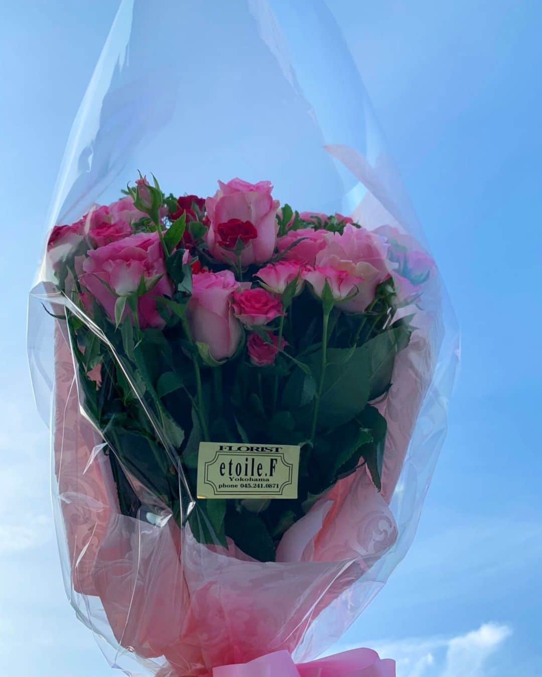 のインスタグラム：「この花束を見て、「素敵！」と思った。「薔薇だから素敵！」と思ったわけじゃない。 名前や肩書き、後付けのもので判断したり、比べるのはもうやめにしたいね💐 ・ ・ 偏見🙅‍♀️ 差別🙅‍♀️ 上っ面の判断🙅‍♀️」