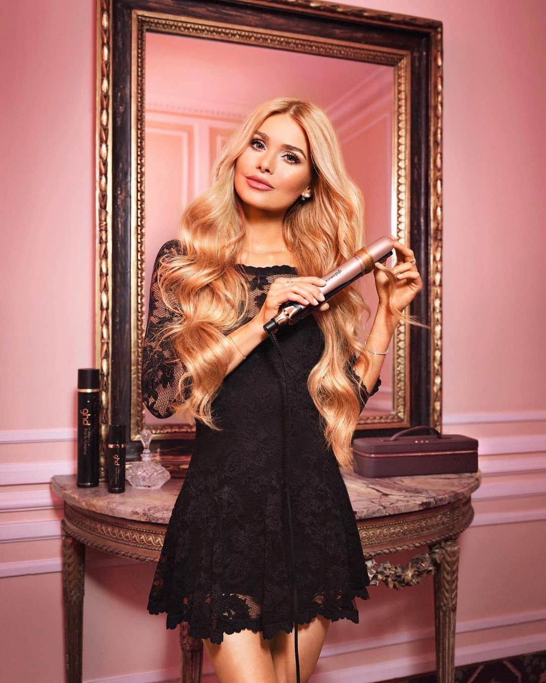 パメラ・ライフさんのインスタグラム写真 - (パメラ・ライフInstagram)「Let me introduce you to my Christmas Campaign with @ghdhairde 🎄🎀 swipe to see the billboards! / Anzeige . Ghd is one of my favorite partners because I’ve literally used ghd stylers since being a teenager!!! My mom used to buy them & now I’m the face for the new Limited Edition, visible on billboards all over Germany!! 🤓 . Also couldn’t be happier about the COLOR of the edition haha - ROSE GOLD is literally the most beautiful styler I ever owned ✨ I always use the platinum+ styler to do my curls, I don’t do them with a curling wand 🤫 that’s also the product you can see on the picture!! . . . 🇩🇪 Jetzt nochmal ein paar Sätze auf Deeeeutsch 😊 wie gefällt euch die Farbe der Weihnachts-Edition? Ich finde sie so so so schön, ich bin richtig glücklich genau mit dieser Kampagne werben zu dürfen! Auf dem @ghdhairde Account seht ihr nochmal nähere Bilder der Produkte. Die Kampagne läuft unter dem Motto „Be The XMas Queen“ 👑 Die Poster hängen in Berlin, Hamburg, Frankfurt, München, Köln und Düsseldorf. Und unter all denen, die das Poster in ihrer Story posten und ghd & mich markieren, wird übrigens mein geliebter platinum+ Styler (der teuerste und „beste“ von allen!) verlost! . 🎀 Wer sich näher für meine Lieblingsprodukte interessiert, kann auch auf der Webseite von ghd vorbei schauen. Da habe ich speziell all MEINE Produkte (Glätteisen, Lockenstab, Bürsten, Föhn, ..) aussuchen dürfen, damit ihr genau wisst was sich bei mir zu Hause seit Jahren in Verwendung befindet 😊 #ghdroyaldynasty #ghdunderthetree」10月5日 23時46分 - pamela_rf