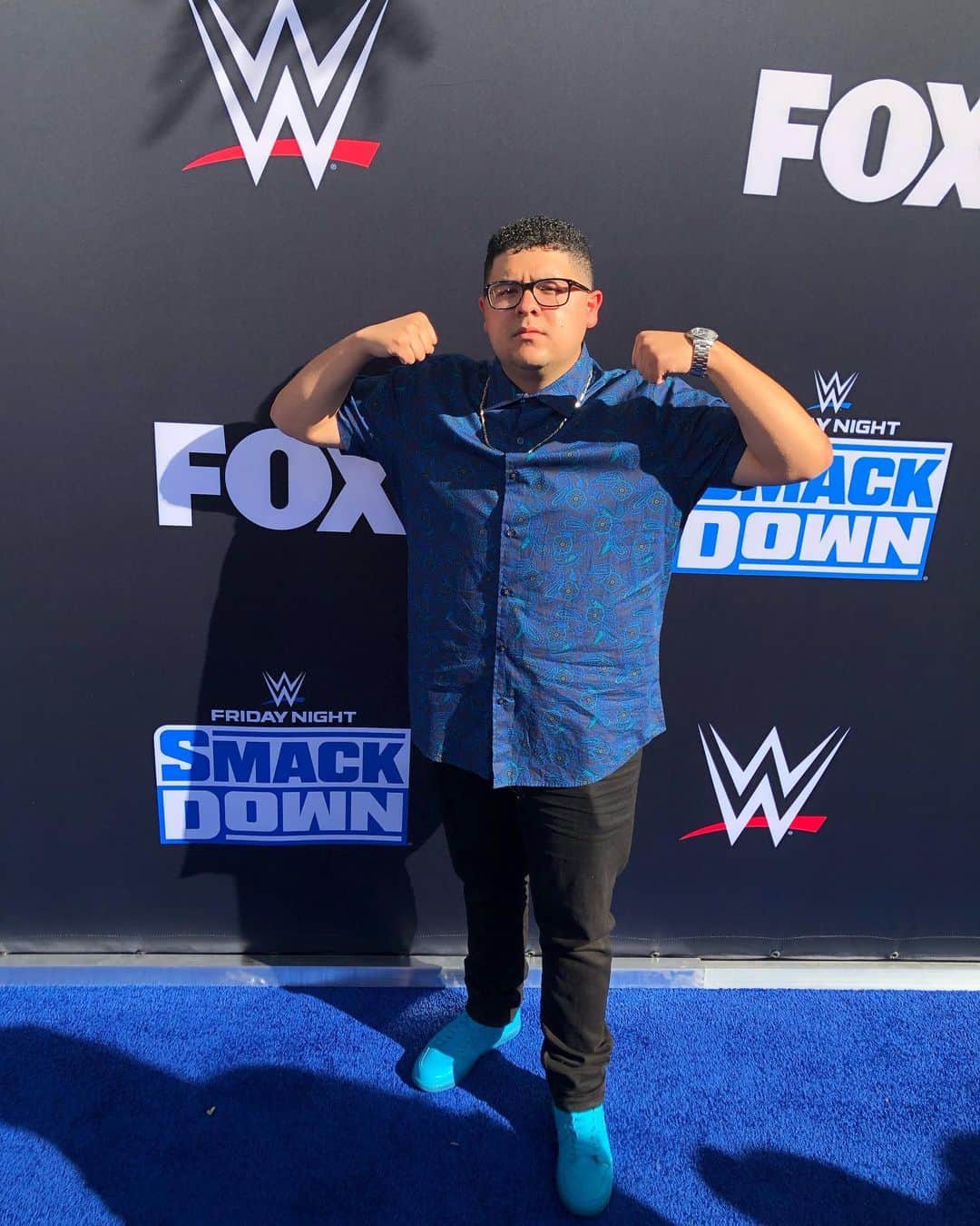 リコ・ロドリゲスのインスタグラム：「If I told my ten year old self that I would be flexing on the blue carpet at the premiere of Friday Night SmackDown, he would’ve said it’s because I was the WWE champion, ready to defend my title 🤣 Thank you so much @wwe for inviting me last night! I had an absolute blast! 💪🏽💪🏽 #SmackDown #WWE」