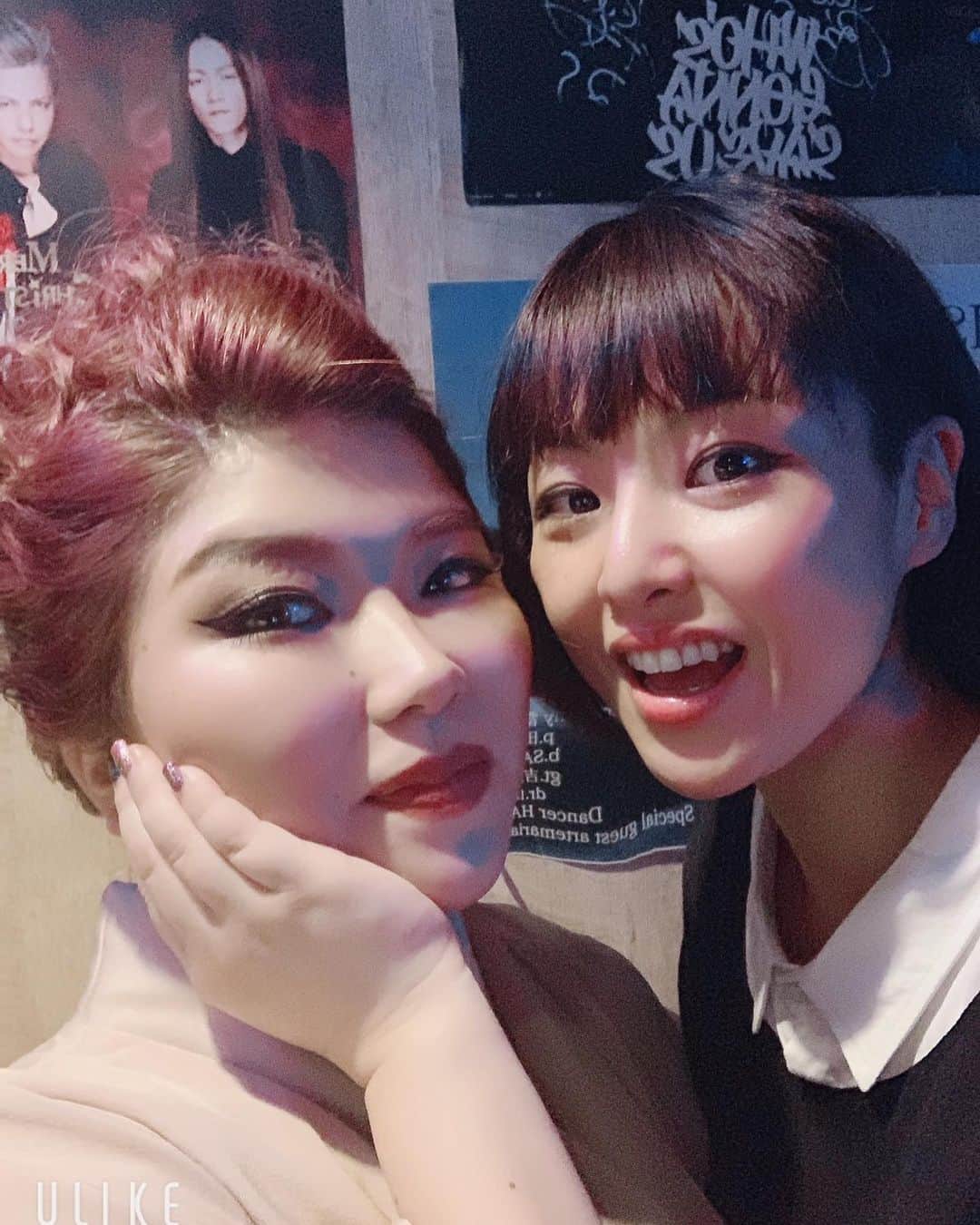 五十鈴ココのインスタグラム：「最近の出来事☺️🌎 友人たちと。  はずきの お店tsukemaの周年だったり  藍さんとごはんしたり  さとみさんとまりちゃんと 写真撮りしたり  レミゼ帰りのもえぴぴとお茶したり  まりあしの個展に行ったり。  そして 髪の毛を黒髪にした」