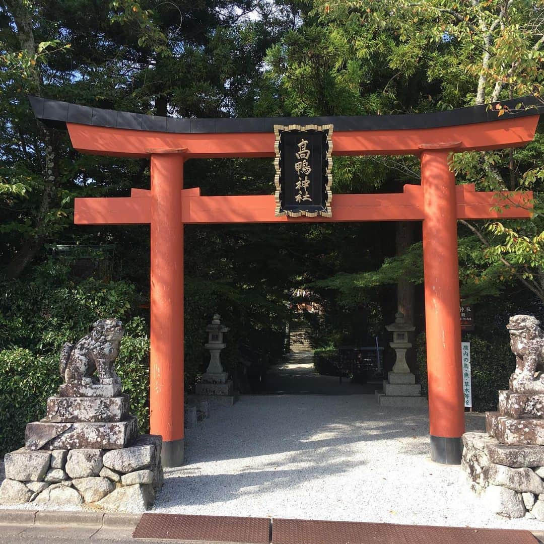 吉田一将のインスタグラム：「1人でふらっと #nara  #高鴨神社 #カモ神社の総本社 #鴨氏一族発祥の地 #高天彦神社 #もう１つの天孫降臨の地 #高天原 #気分転換 #神社巡り #それ以上でもそれ以下でもない」