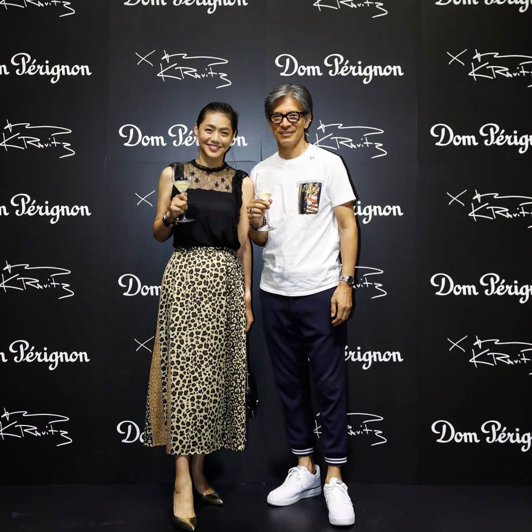 のインスタグラム：「@domperignonofficial  #ドンペリニヨン  @lennykravitz  #レニークラビッツ  #写真展  #シャンパーニュ #champagne #美味しい❤️🍾 レニクラとドンペリに酔った #夫婦」