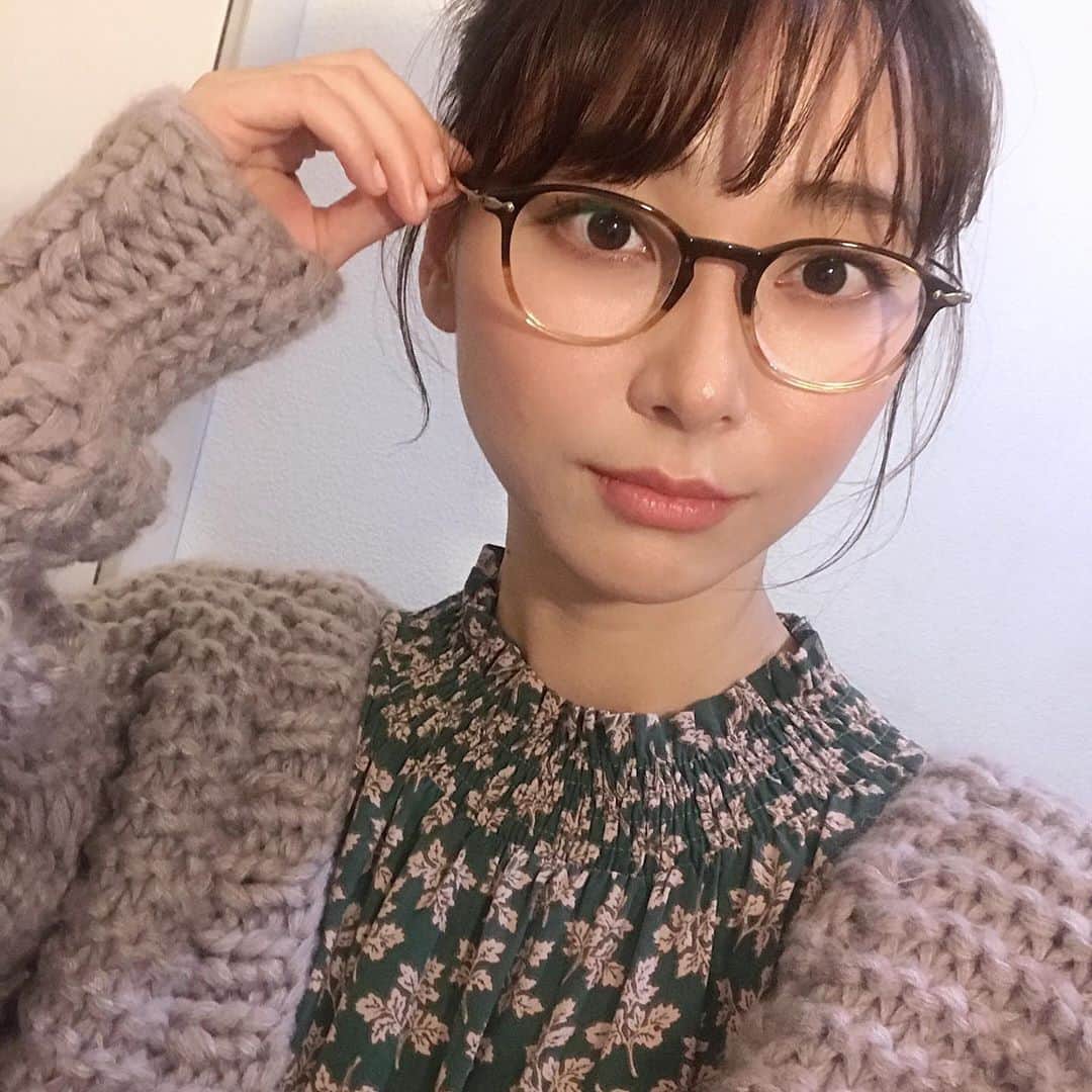 葉月祥子のインスタグラム：「めがねちゃんが気に入った模様🤓🌈﻿ ﻿ ﻿ 😊👍✨﻿ #連投 #お久しぶりです #元気です #インスタお休みしてました #再開 #からの #連投です #お仕事 #撮影 #shoot #shooting #載せたい写真たくさんあります #スペースクラフト #葉月祥子 #spacecraft #model」