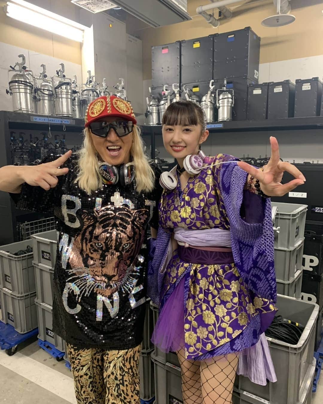 のインスタグラム：「#アニレヴ 2019！！空前の熱気と盛り上がり！Zepp DiverCityが跳び跳ねた！！ 今日は後輩のDJ小宮DJデビュー！！初めてにしては煽ってたし！！一緒に踊ってうたって！！愛くるしいナイスなパフォーマンスだった！！そしてGARNiDELiAとも初共演！！motsu お疲れ&ありがとう！！ #小宮有紗 #motsu #garnidelia #DJKOO」