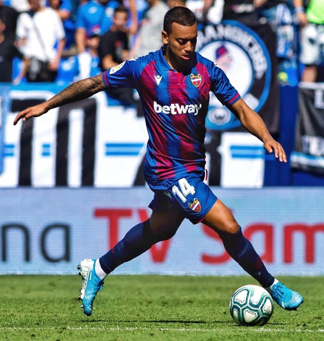 ルベン・ヴェソのインスタグラム：「Enorme el trabajo de todos!! Gran y importante victoria, trabajada y sufrida 💪🏽👏🏽 seguimos sumando @levanteud 🐸」