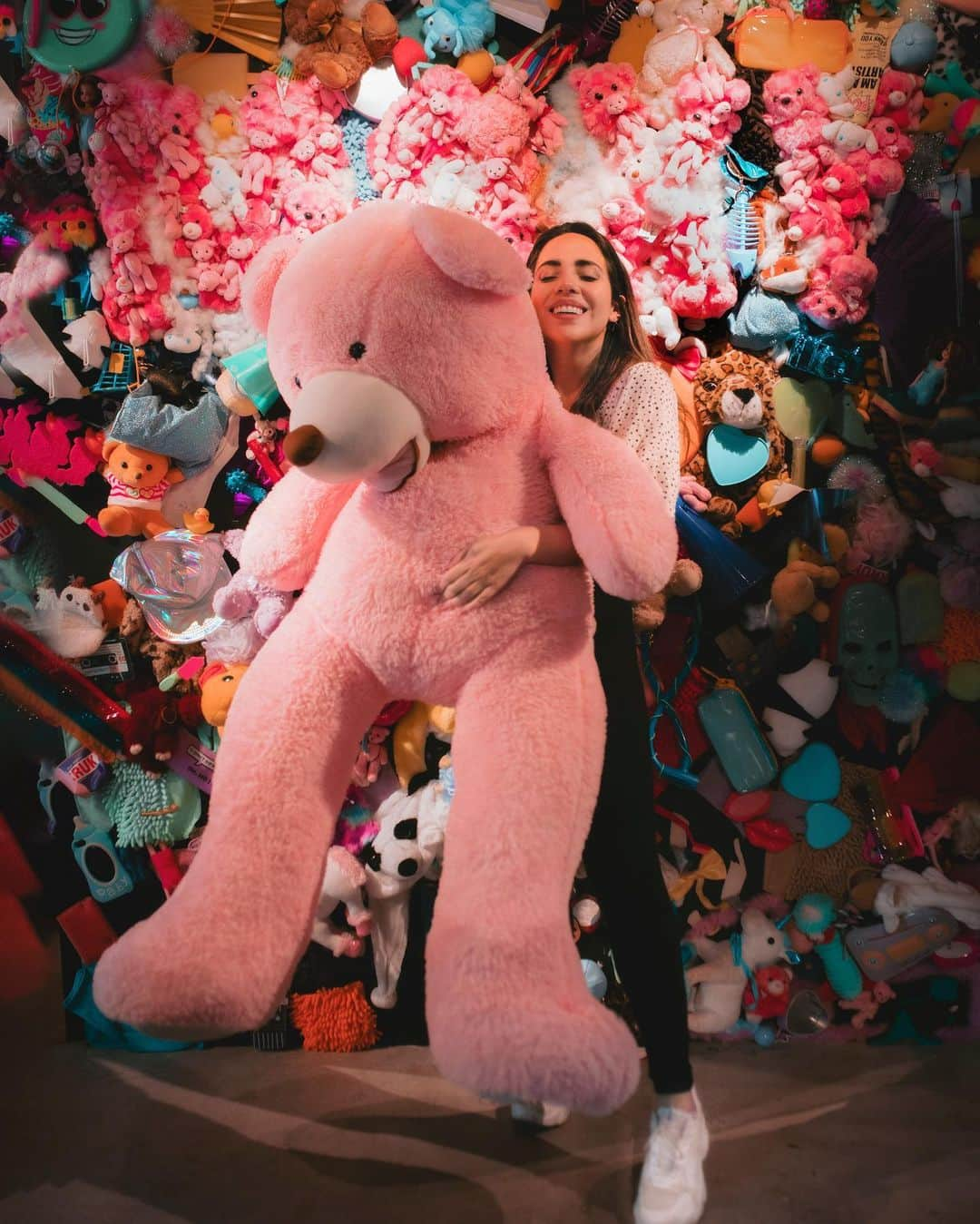 Katy Esquivelさんのインスタグラム写真 - (Katy EsquivelInstagram)「Felicidad es abrazar a un osito de peluche más grande que tú... o tener una novia que puedas cargar como osito de peluche 🧸❤️ ••• Encontramos esta pared tan cool en el lobby del hotel donde nos estábamos quedando @moxytokyo . No pudimos resistirnos así que decidimos hacer una sesión de fotos en pleno check-in 😂 A penas pude cargar el oso gigante! Cuánto creen que pesa en kg?」10月6日 1時09分 - whatthechic