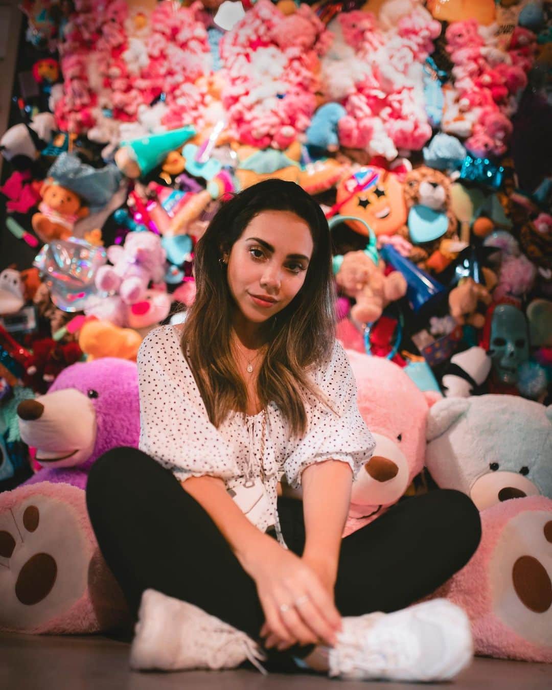 Katy Esquivelのインスタグラム：「Felicidad es abrazar a un osito de peluche más grande que tú... o tener una novia que puedas cargar como osito de peluche 🧸❤️ ••• Encontramos esta pared tan cool en el lobby del hotel donde nos estábamos quedando @moxytokyo . No pudimos resistirnos así que decidimos hacer una sesión de fotos en pleno check-in 😂 A penas pude cargar el oso gigante! Cuánto creen que pesa en kg?」