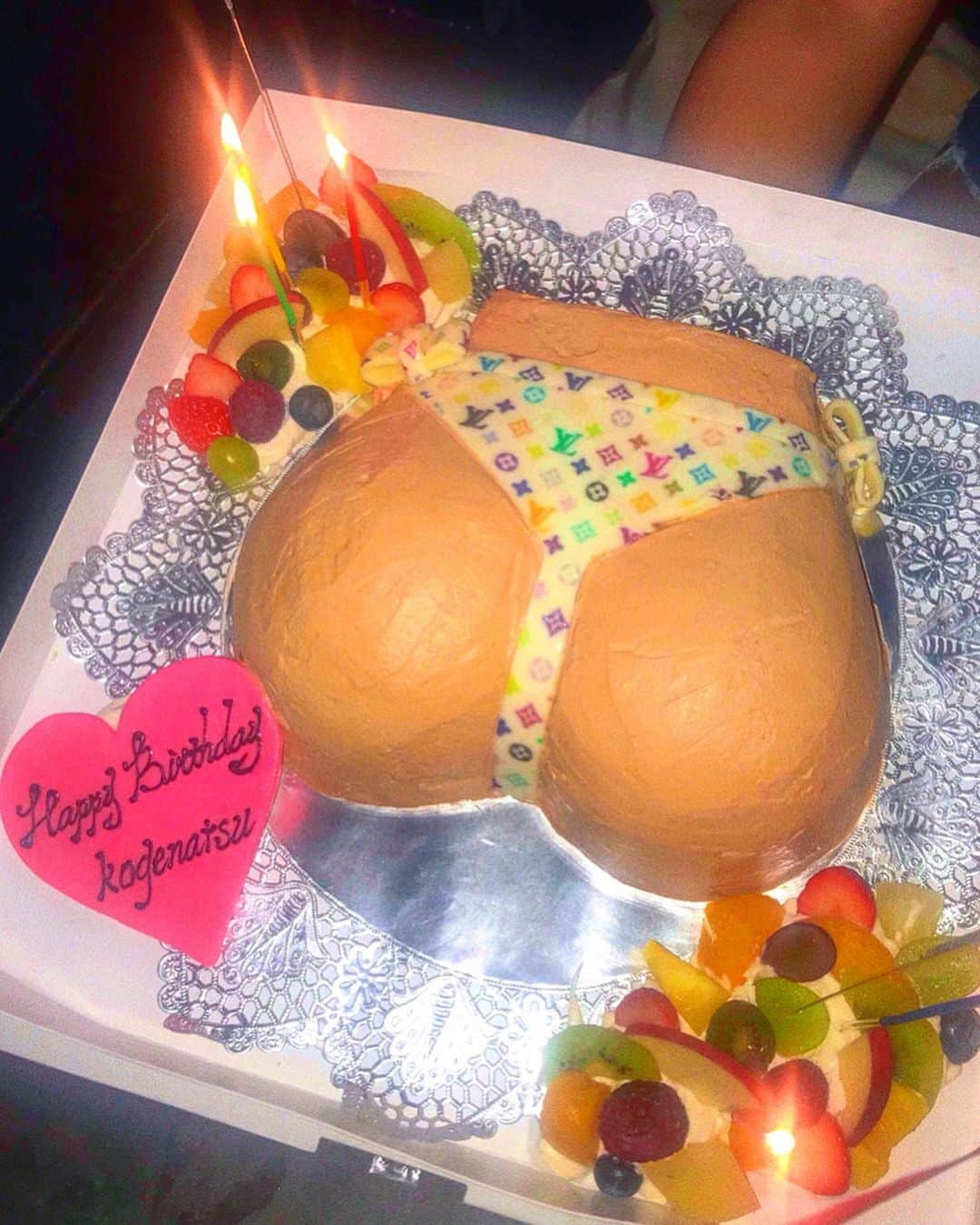 菅又菜摘（ナツ）さんのインスタグラム写真 - (菅又菜摘（ナツ）Instagram)「😂😂😂 Best ever birthday cake!!🍑 #お尻ケーキ #cake #butt #buttcake #bootycake #mybirthday #birthdaycake #🎂 #cake #louisvuitton #lvmulticolor  #kogenatsu #焦げNATSU #こげなつ」10月6日 1時09分 - kogenatsu920