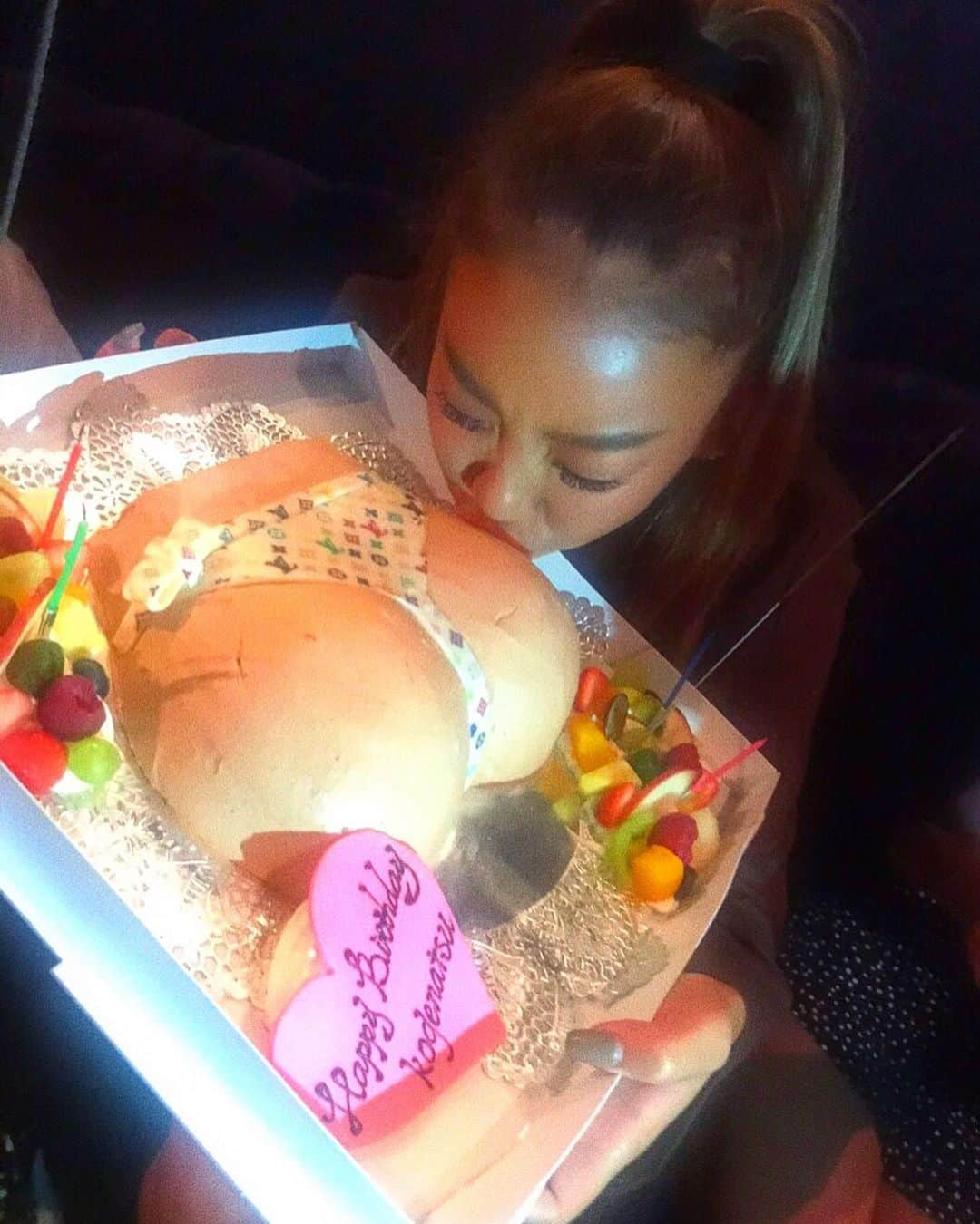 菅又菜摘（ナツ）さんのインスタグラム写真 - (菅又菜摘（ナツ）Instagram)「😂😂😂 Best ever birthday cake!!🍑 #お尻ケーキ #cake #butt #buttcake #bootycake #mybirthday #birthdaycake #🎂 #cake #louisvuitton #lvmulticolor  #kogenatsu #焦げNATSU #こげなつ」10月6日 1時09分 - kogenatsu920