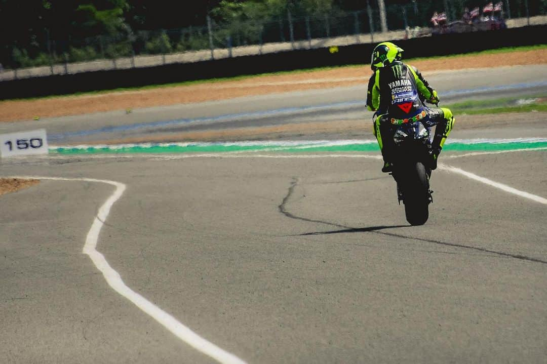 バレンティーノ・ロッシさんのインスタグラム写真 - (バレンティーノ・ロッシInstagram)「Buriram circuit,Thailand Saturday,official practice 📸 @falex79 @mighelon @gigisoldano @jesusrobledo Tino Martino」10月6日 1時28分 - valeyellow46