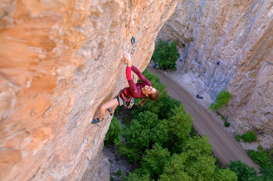 ペイジー・クラッセンのインスタグラム：「Fought my way to the tippy top of Shadowboxing, 5.14d, on Thursday evening. It was a real Disney princess situation up there with all the autumn leaves swirling around in the wind - princess condies, as we now refer to them.  I did my first 5.13 (The Beast) and my first 5.14 (Zulu) in Rifle. It's always exciting to complete a line I'm proud of in this quirky little canyon that allows so much laziness on the approach and demands so much try hard on the wall.  Shadowboxing is 90% underclings, 10% micro crimps, and 100% delicate feet, so it's a 200% route. Under the tutelage of my Shadowboxing coach, friend, and partner for this Rifle season, @neelyquinn, I did weekly bicep curls, which helped me recover on the undercling rests and power through the undercling cruxes. Thanks for all your support and advice along the way, Neel!  Thanks for the send belay @tarakerzhner, and for mirroring my unwavering determination to sleep in the canyon, despite warnings against the cold. Side note, it is now too cold to sleep in the canyon. Seek sun. 📸 by my main squeeze and the only non slaydie who has dared to join us this season, @arjandekock.」