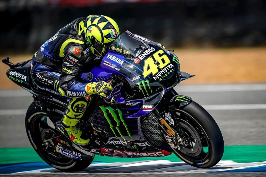 バレンティーノ・ロッシさんのインスタグラム写真 - (バレンティーノ・ロッシInstagram)「Buriram circuit,Thailand Saturday,official practice 📸 @gigisoldano @jesusrobledo Tino Martino @mighelon @falex79  Pic2 @falex79 che fa la foto a @gigisoldano che fa la foto a me  Pic3 la foto di @gigisoldano」10月6日 1時36分 - valeyellow46