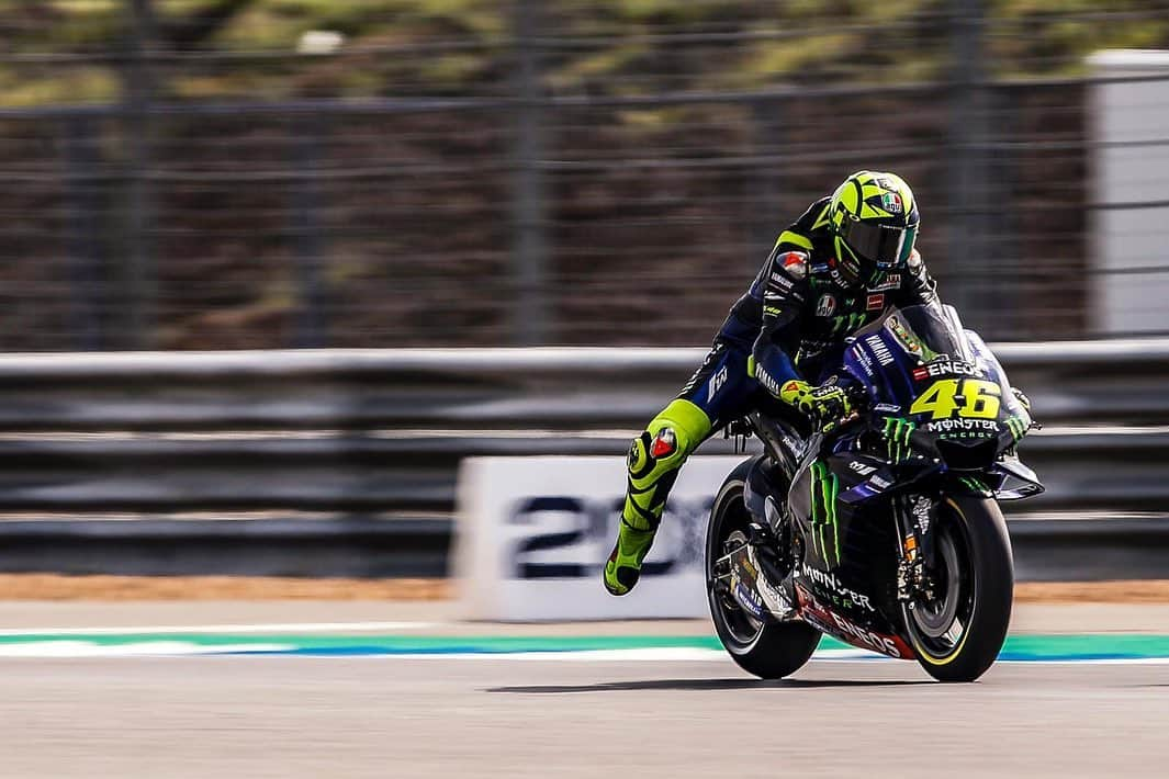 バレンティーノ・ロッシさんのインスタグラム写真 - (バレンティーノ・ロッシInstagram)「Buriram circuit,Thailand Saturday,official practice 📸 @gigisoldano @jesusrobledo Tino Martino @mighelon @falex79  Pic2 @falex79 che fa la foto a @gigisoldano che fa la foto a me  Pic3 la foto di @gigisoldano」10月6日 1時36分 - valeyellow46