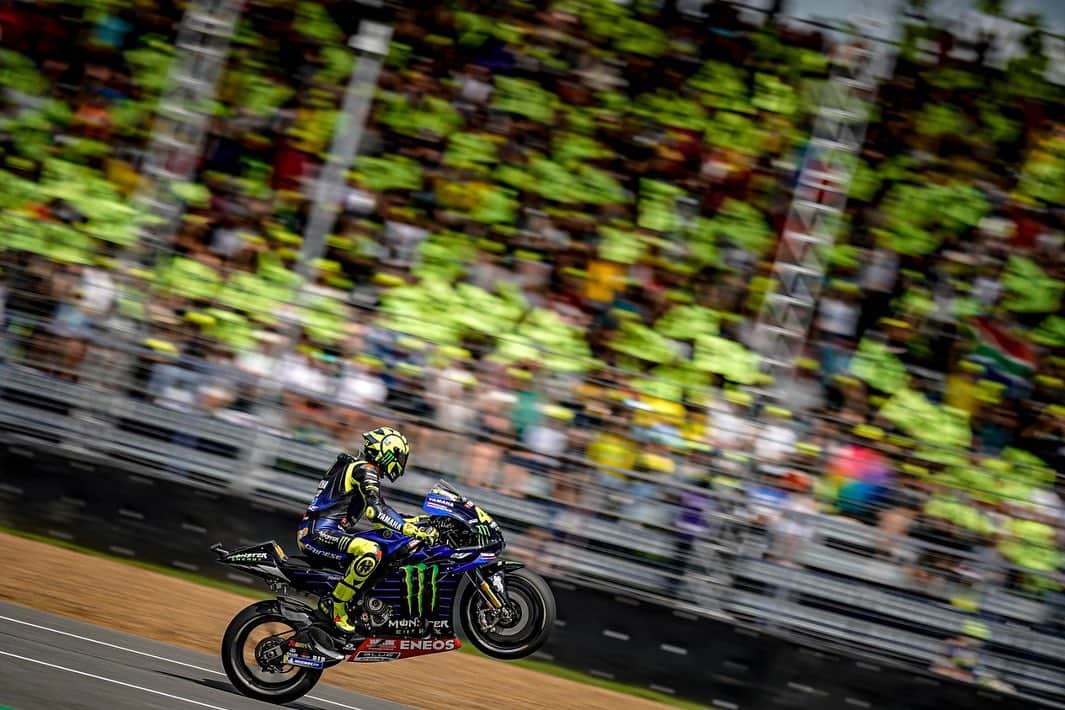 バレンティーノ・ロッシのインスタグラム：「Buriram circuit,Thailand Saturday,official practice 📸 @gigisoldano @jesusrobledo Tino Martino @mighelon @falex79  Pic2 @falex79 che fa la foto a @gigisoldano che fa la foto a me  Pic3 la foto di @gigisoldano」