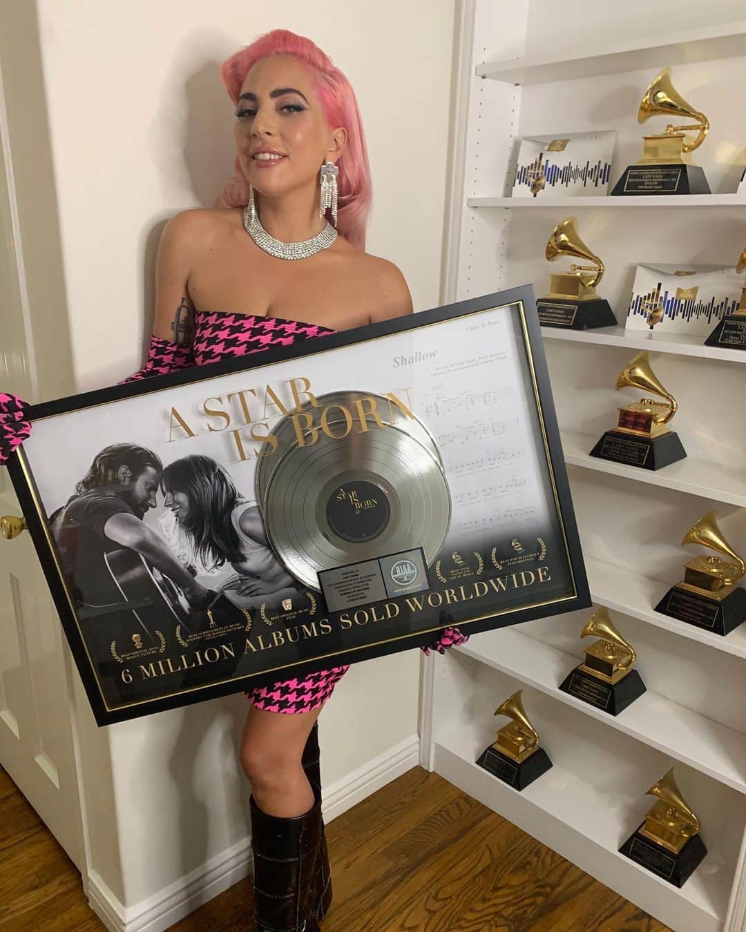 レディー・ガガさんのインスタグラム写真 - (レディー・ガガInstagram)「A year ago, A Star was Born, and here we are 6 times pink platinum」10月6日 2時00分 - ladygaga