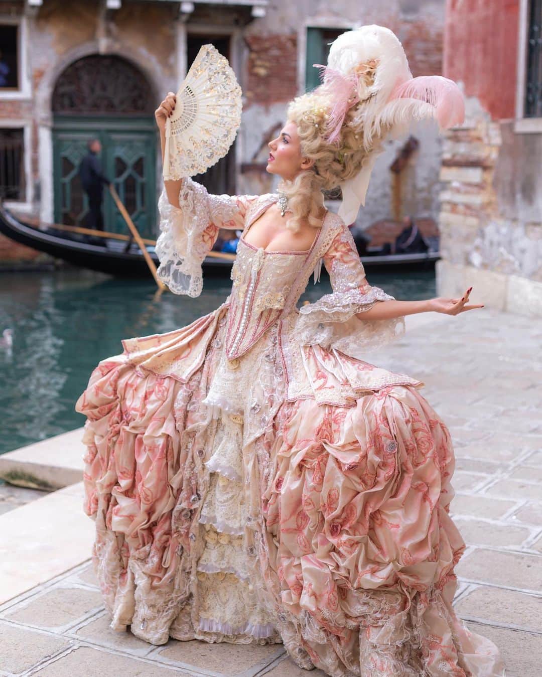 ヴィクトリア・ジャスティスさんのインスタグラム写真 - (ヴィクトリア・ジャスティスInstagram)「Bringing an 18th century French queen to 21st century Venice. Ouí ouí 💘🎂 Had the time of my life dressing up as Marie Antoinette thanks to the one & only @antoniasautter. She’s a creative genius. Going to her atelier was an actual dream. Big thank you to @duygukuskulu for making it all happen 🙌🏼 📷: @osvaldodip  #antoniasautter #ballodeldoge #enjoyrespectvenezia」10月6日 2時08分 - victoriajustice