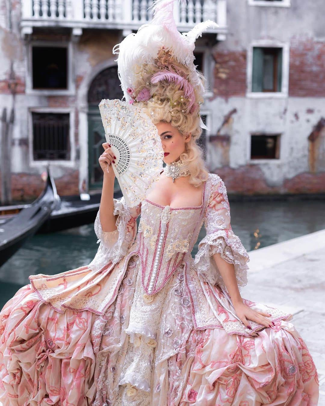 ヴィクトリア・ジャスティスさんのインスタグラム写真 - (ヴィクトリア・ジャスティスInstagram)「Bringing an 18th century French queen to 21st century Venice. Ouí ouí 💘🎂 Had the time of my life dressing up as Marie Antoinette thanks to the one & only @antoniasautter. She’s a creative genius. Going to her atelier was an actual dream. Big thank you to @duygukuskulu for making it all happen 🙌🏼 📷: @osvaldodip  #antoniasautter #ballodeldoge #enjoyrespectvenezia」10月6日 2時08分 - victoriajustice