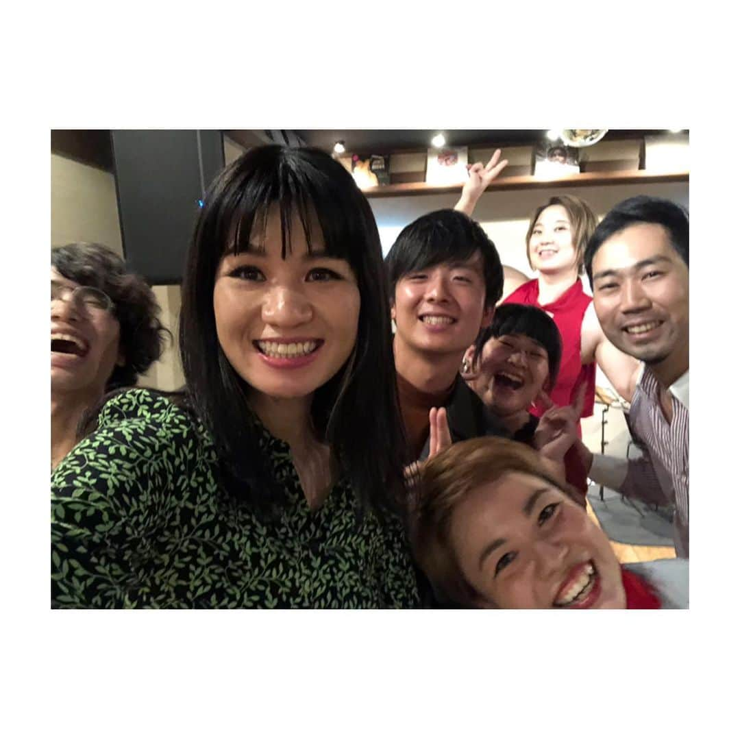 塚本直さんのインスタグラム写真 - (塚本直Instagram)「塚本直×ソラナヒトミLive @大阪 guittone お越し頂いた皆様、ありがとうございました！！ キクチタケシさん、井狩温子さんの安定感と心のある演奏に終始、自由に歌わせて頂きました。 . 目標の１つだった、自分の教え子とライブをする事。達成ー！3人共とてもよく頑張ってくれました。らぶ。 . 全てはソラナヒトミちゃんがいてくれたおかげ様です。 出会いに感謝感謝感謝。らぶ。 .  #塚本直 #ソラナヒトミ  #キクチタケシさん  #井狩温子 さん #大阪  #guittone  #live  #sing  #singer  #arethafranklin  #think  #freedom  #最近はお客さんにコーラスさせるという無茶ぶり #らぶ」10月6日 2時03分 - naotsukamoto