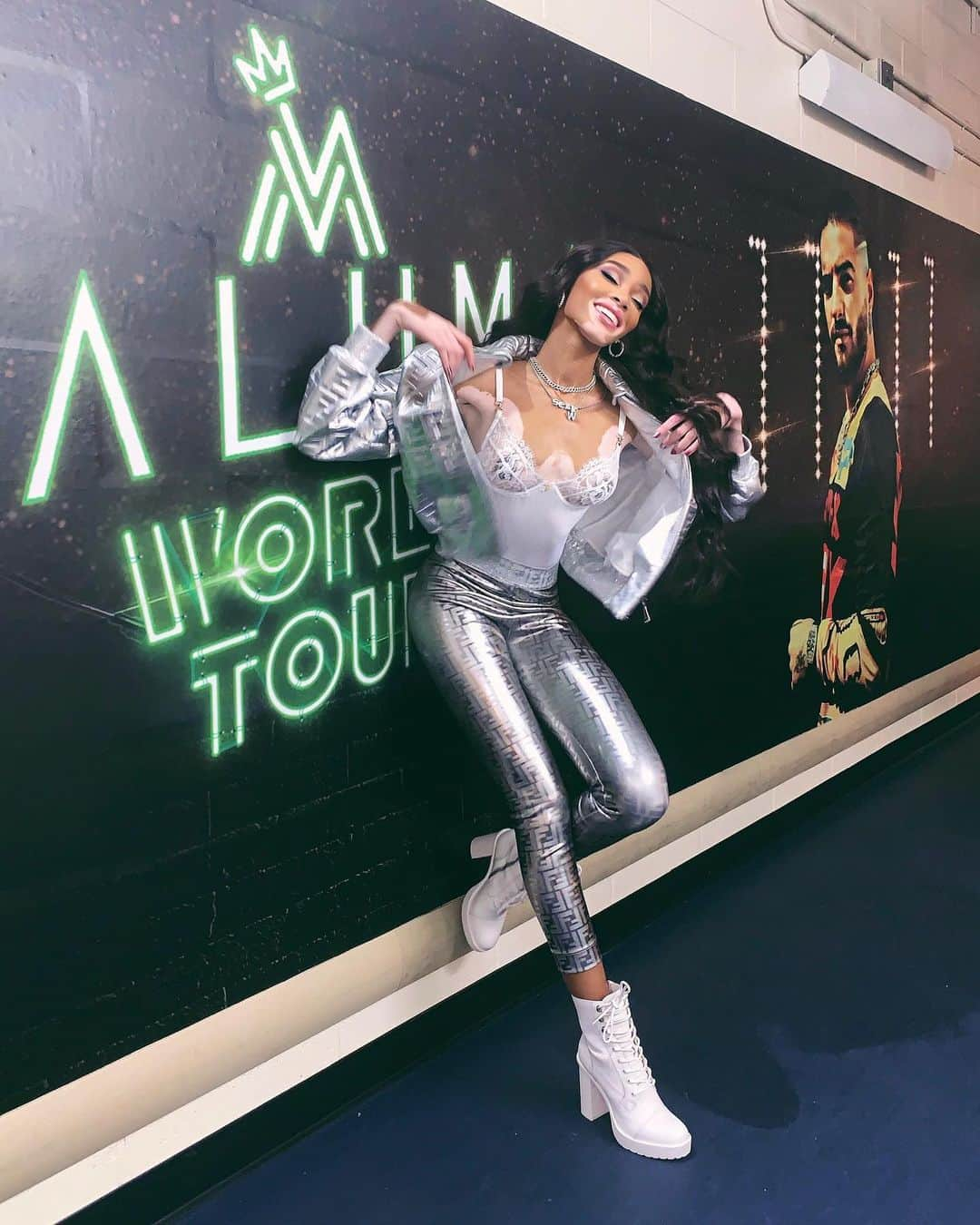 ウィニー・ハーロウさんのインスタグラム写真 - (ウィニー・ハーロウInstagram)「@maluma world tour 😍💥 (@nickiminaj x @fendi collection)」10月6日 2時18分 - winnieharlow