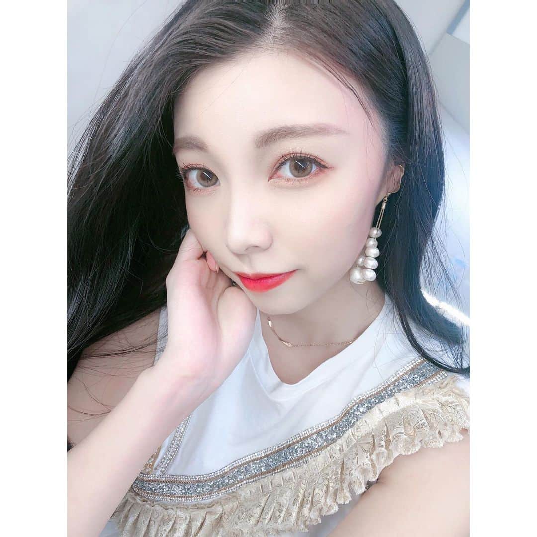 野崎夏帆のインスタグラム：「今日はファンデにカラコンも違う！﻿ 気づいてもらえなかったけど(笑)気分はよかった！日！﻿ ﻿ 明日も頑張るドン🥁﻿ ﻿ ﻿ #メイク#メイクアップ#ステージメイク#ライブ#歌謡曲#歌手#selfie」