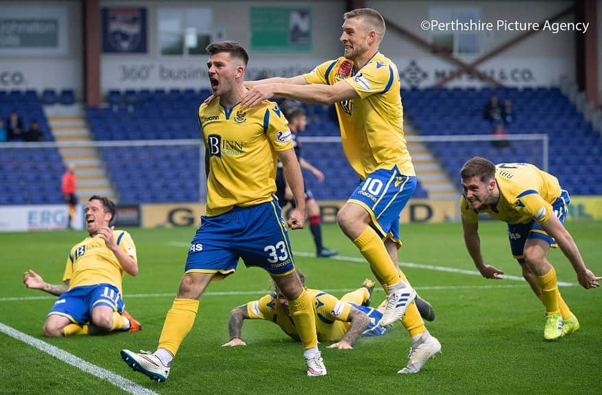 マシュー・ケネディのインスタグラム：「Deserved more today but a point away from home! 4th goal of the season and a wee slide with the boys⚽️💙」